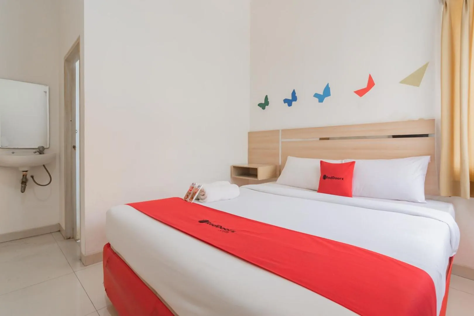 Bed in RedDoorz near Alun Alun Bandung 3