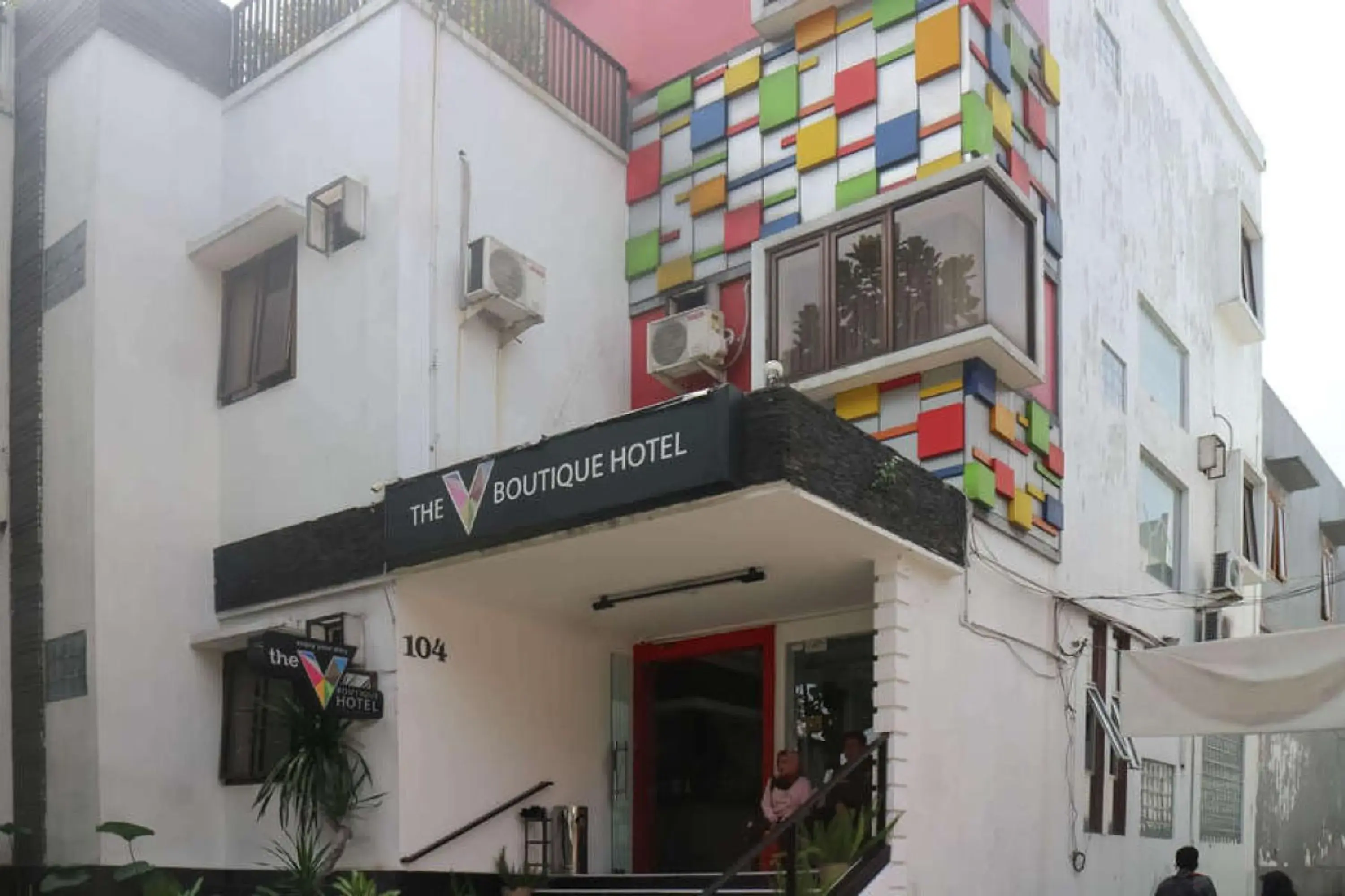 Facade/entrance in RedDoorz near Alun Alun Bandung 3 Facade/entrance in RedDoorz near Alun Alun Bandung 3