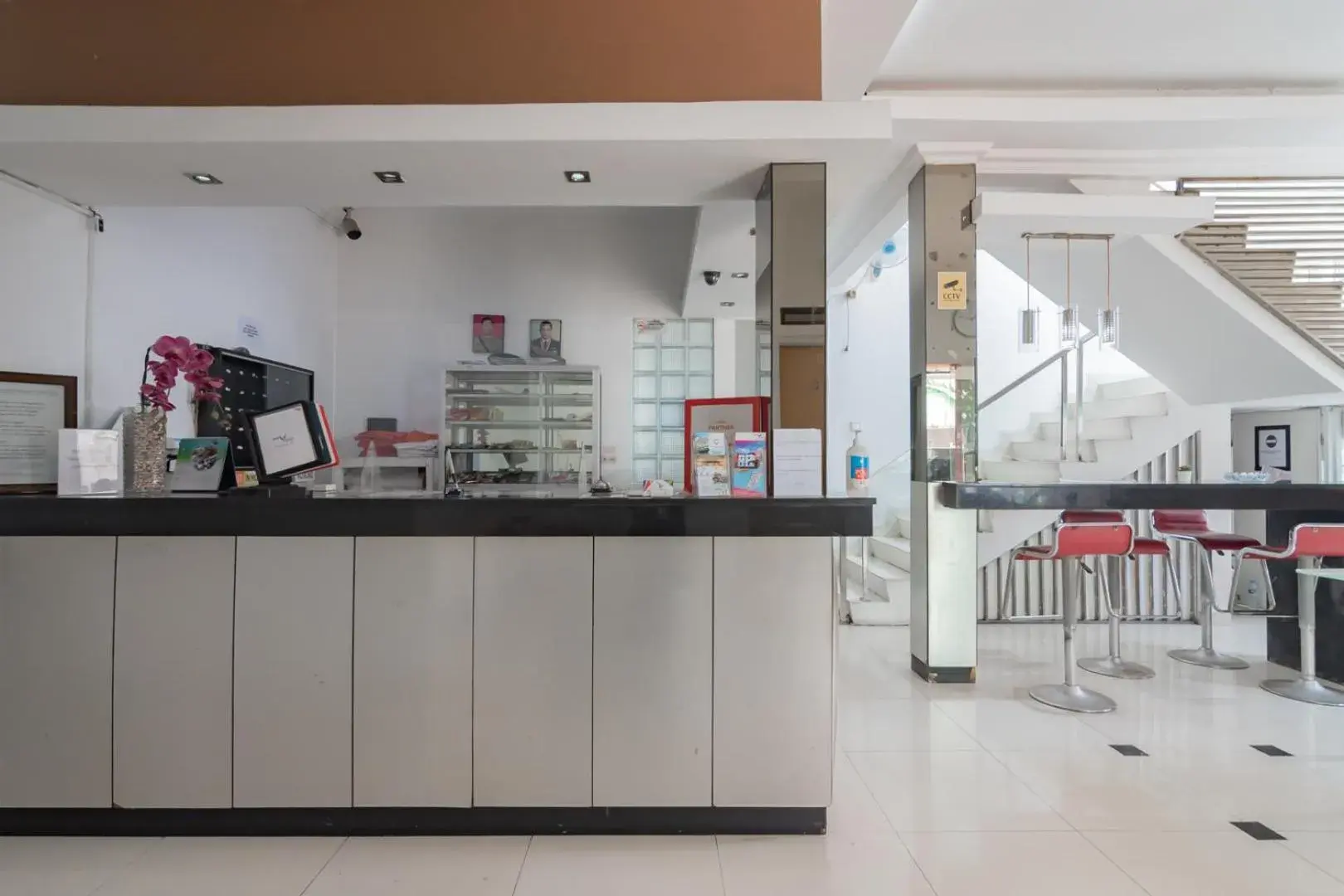 Facade/entrance in RedDoorz near Alun Alun Bandung 3 Facade/entrance in RedDoorz near Alun Alun Bandung 3