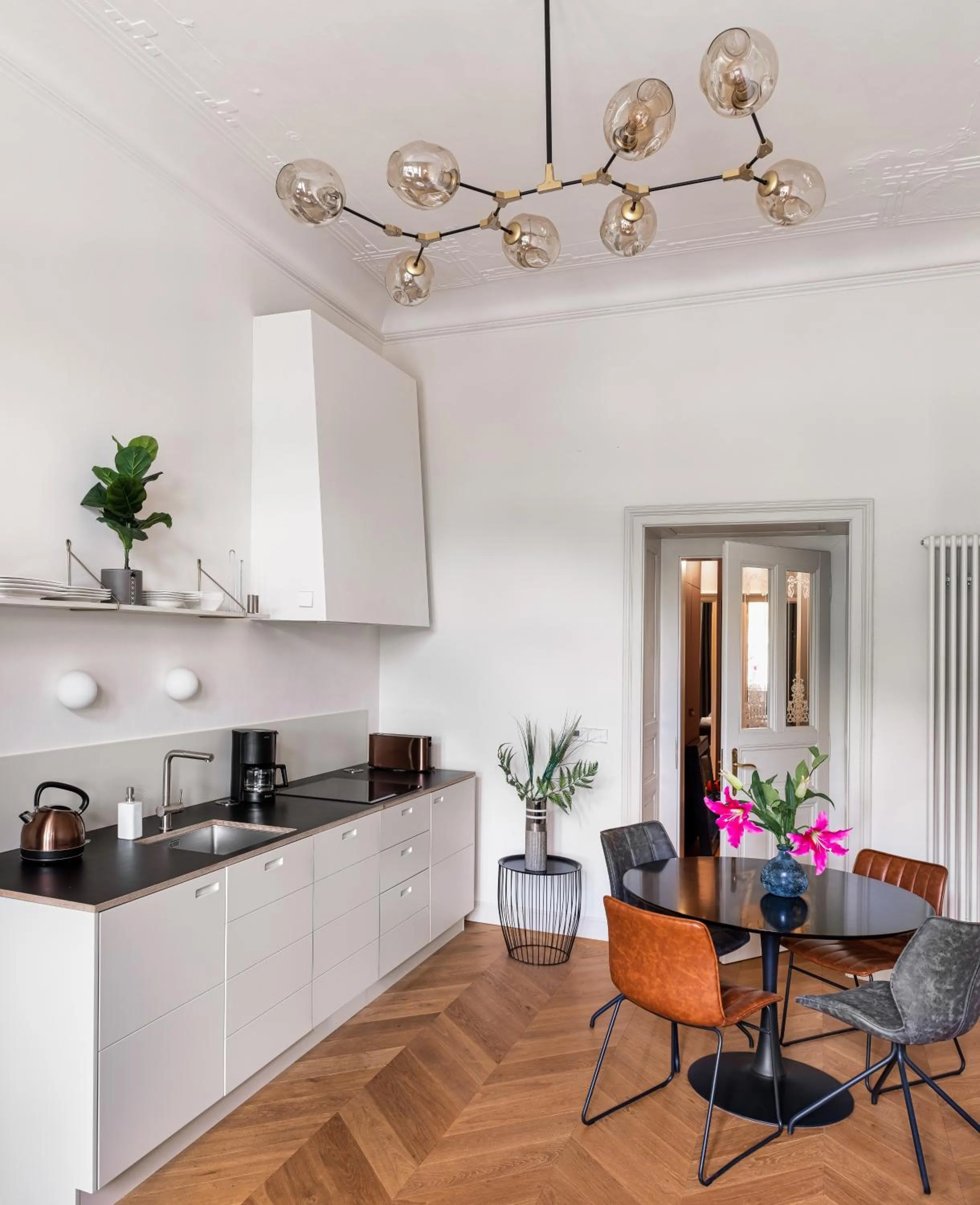 Kitchen or kitchenette in MN6 Luxury Suites by Adrez