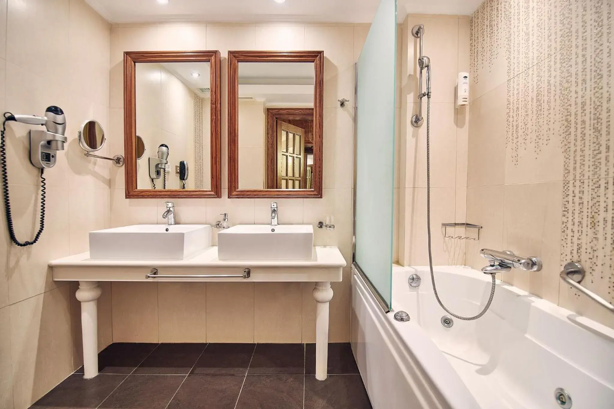 Shower in Palazetto Suites Zakynthos - Adults Only Shower in Palazetto Suites Zakynthos - Adults Only