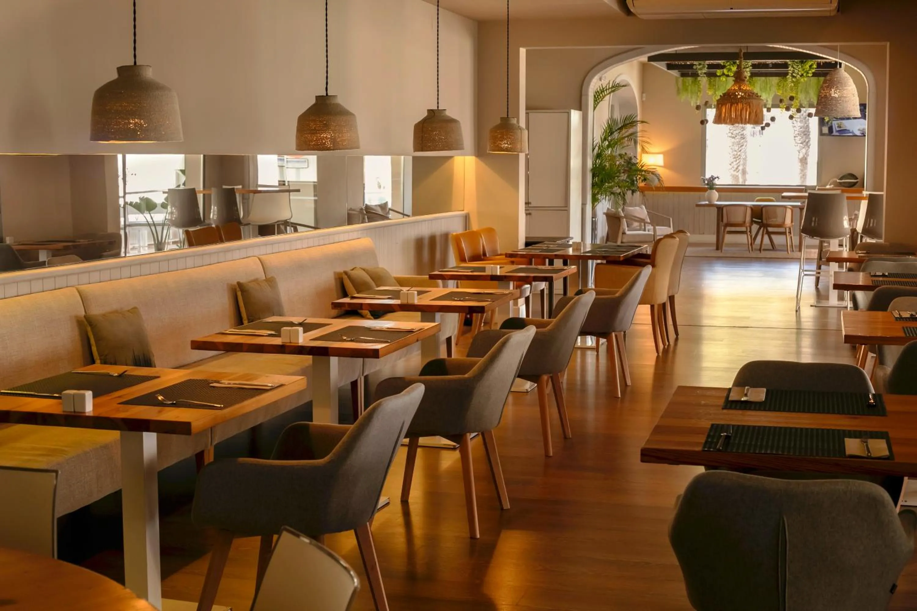 Restaurant/places to eat in Llaut Boutique Hotel