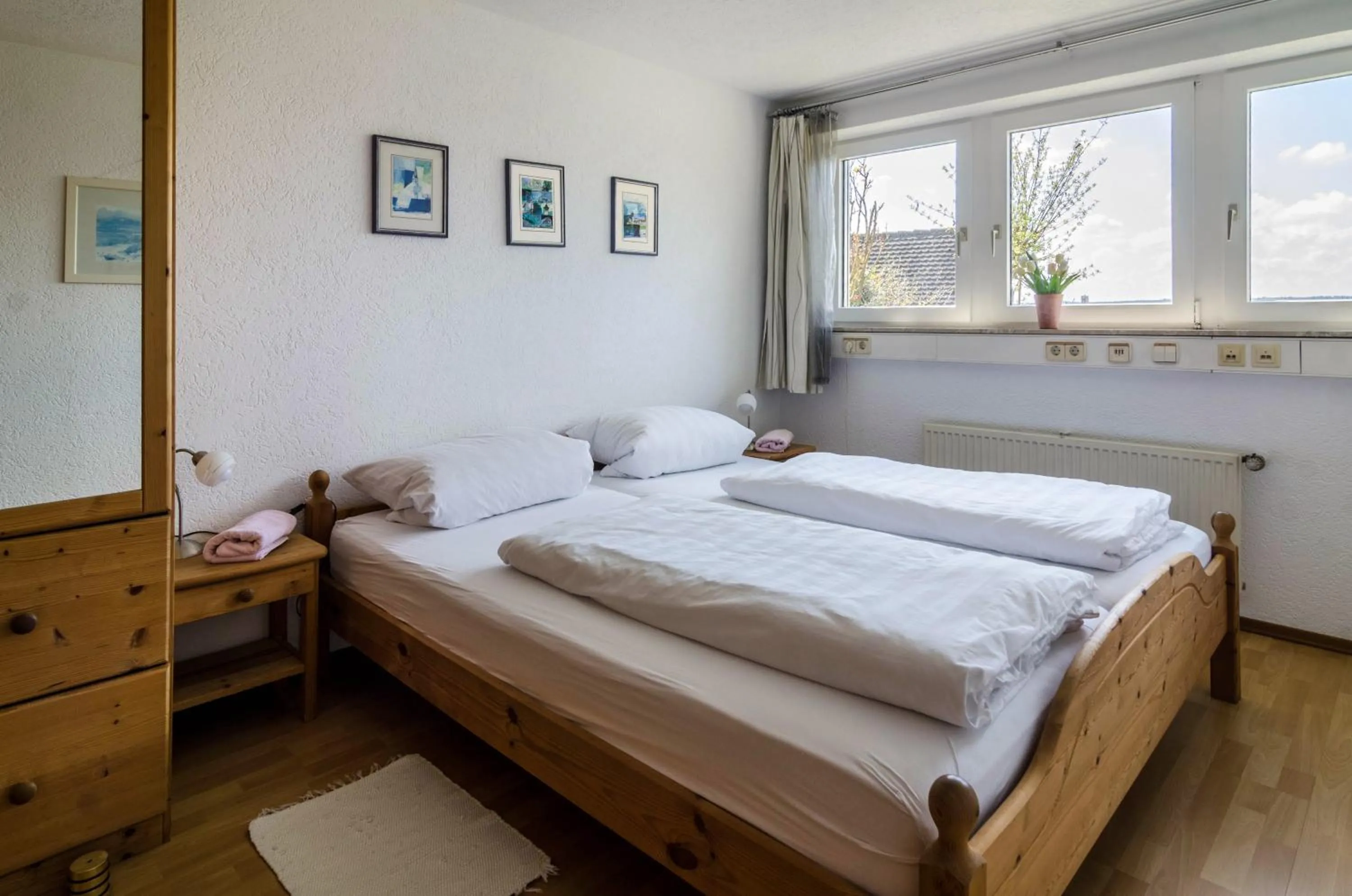 Property building, Bed in Ferienwohnung Munding