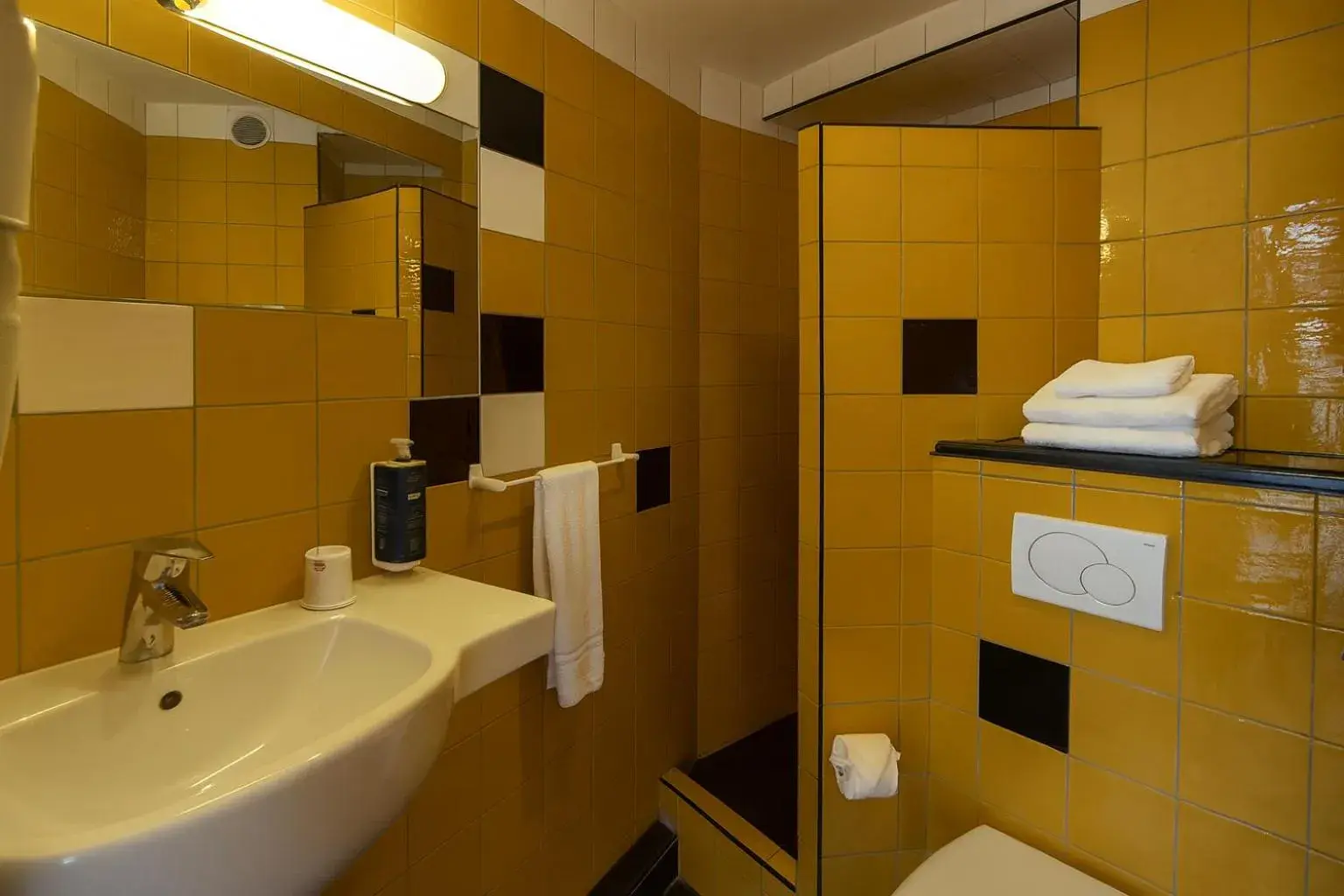 Chambre Double Supérieure in Walled off Hotel Paris Chambre Double Supérieure in Walled off Hotel Paris
