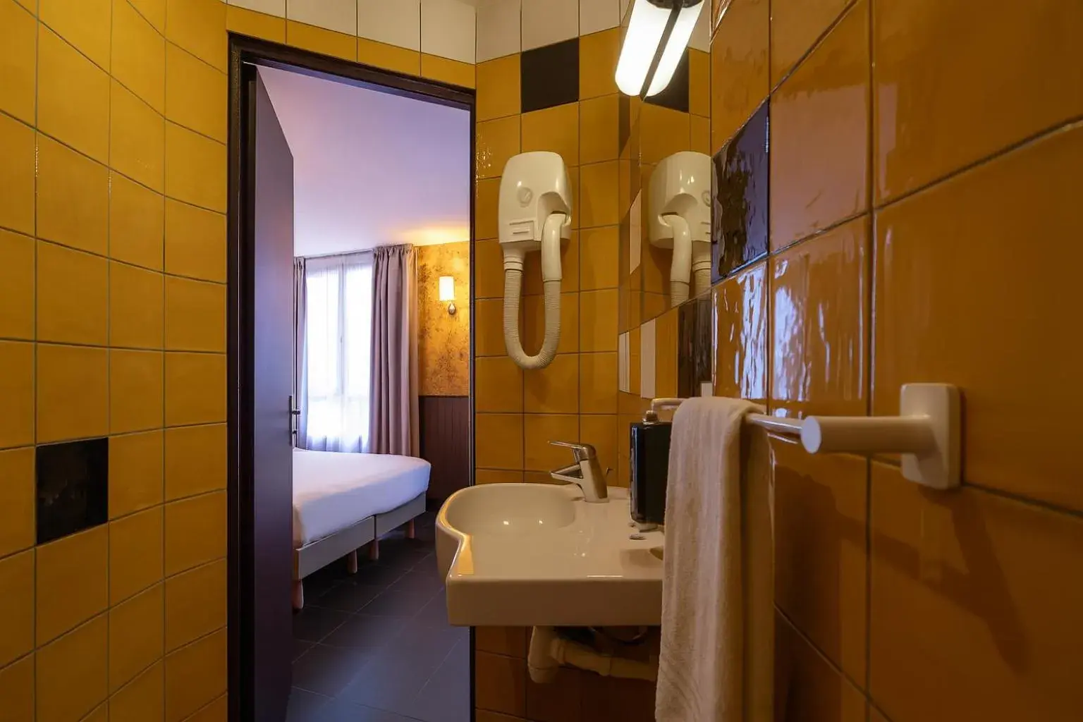 Chambre Double Supérieure in Walled off Hotel Paris Chambre Double Supérieure in Walled off Hotel Paris