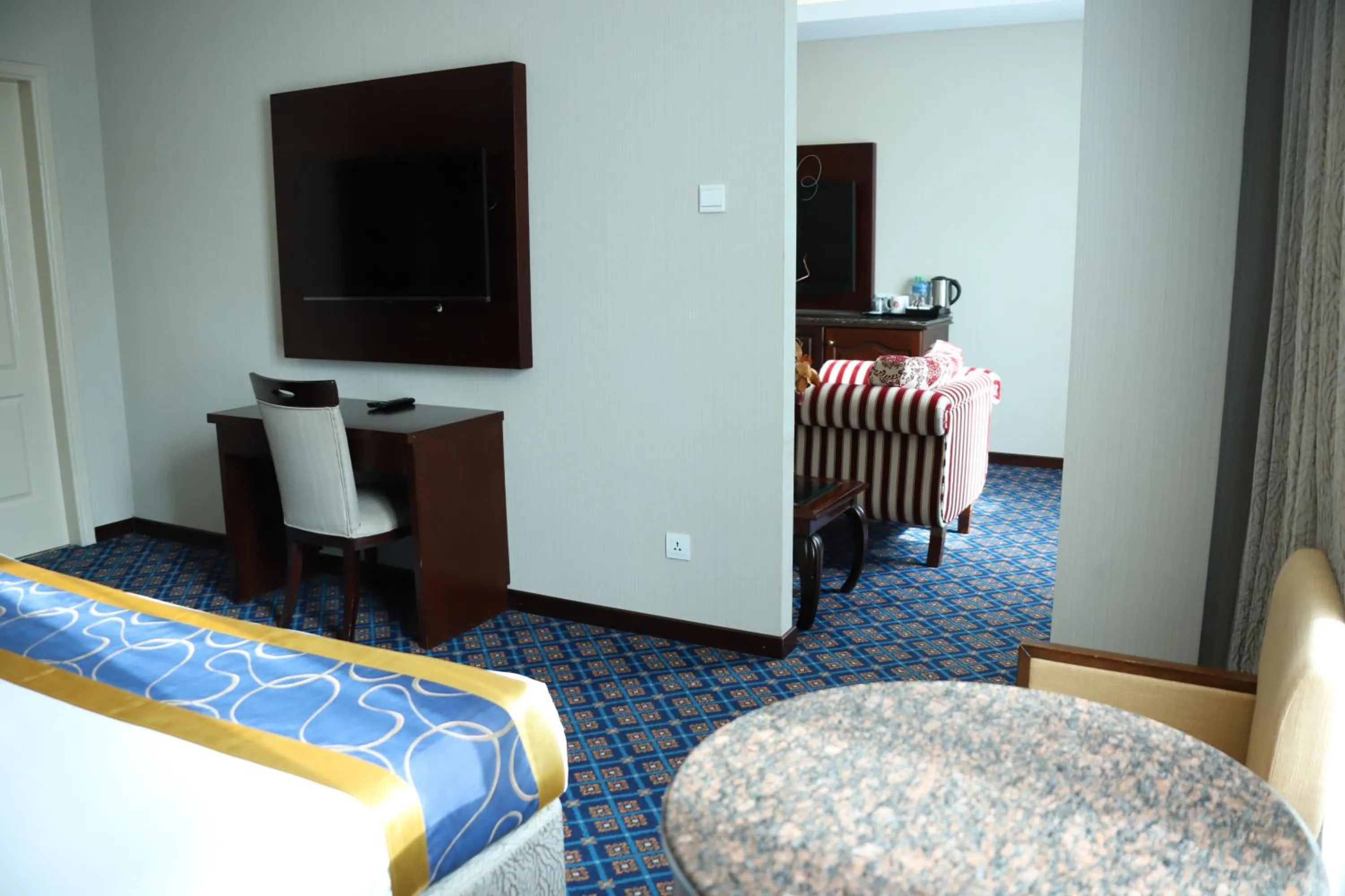 TV and multimedia, Bed in Ramee Guestline Hotel