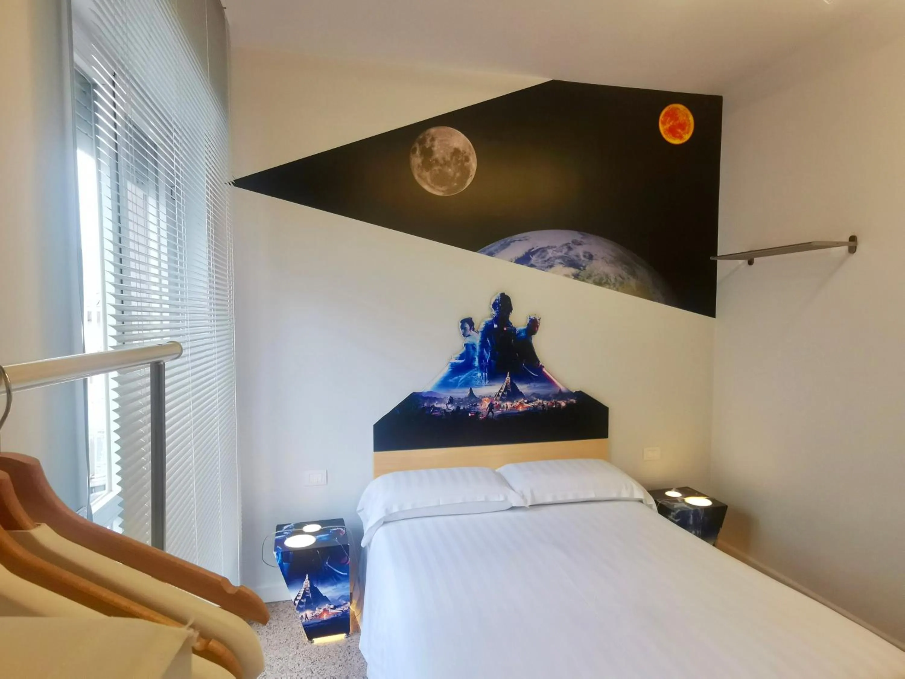 Bedroom, Bed in Red Carpet rooms