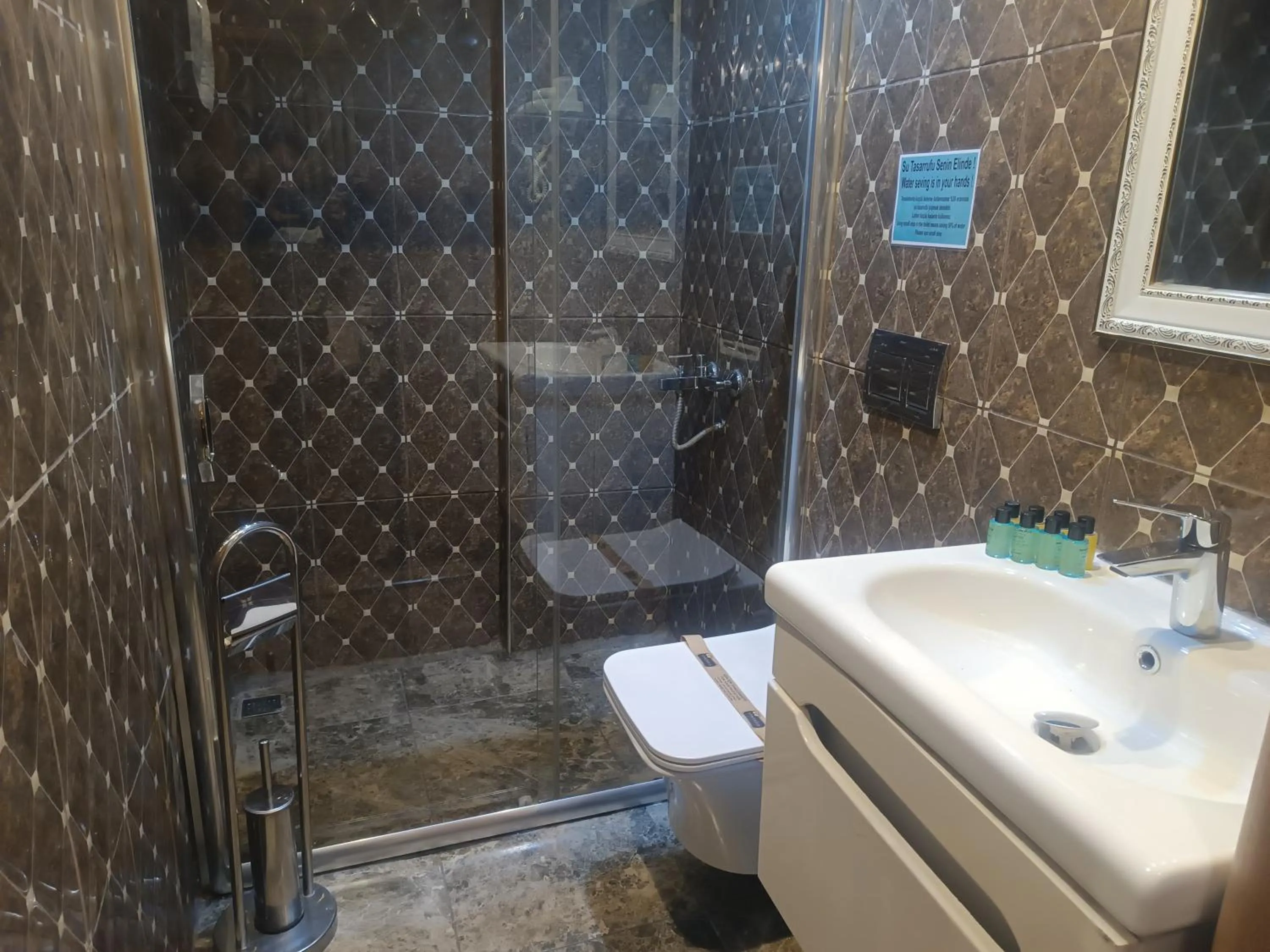 Bathroom in Maranda Suit Hotel