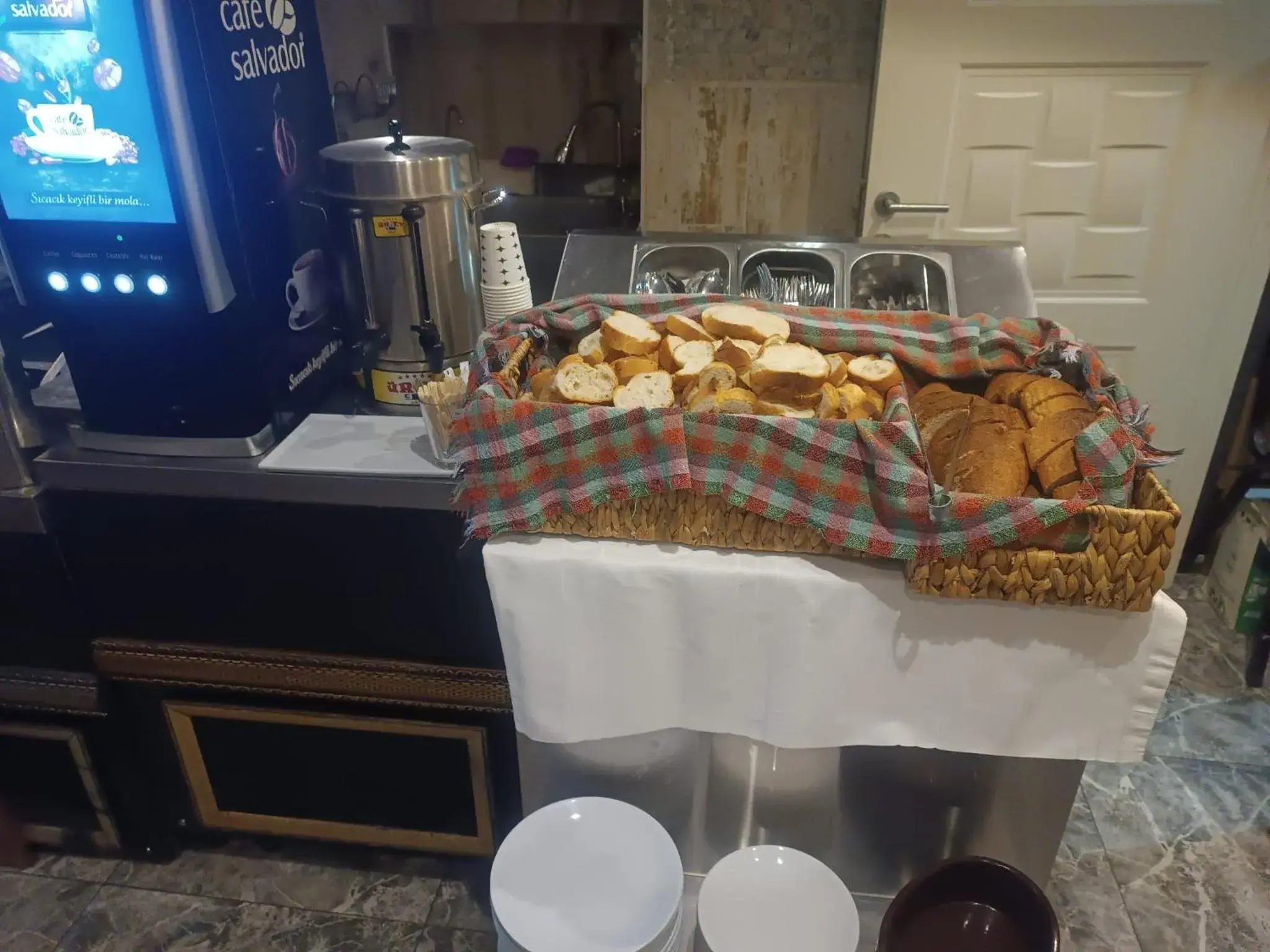 Food and drinks in Maranda Suit Hotel Food and drinks in Maranda Suit Hotel