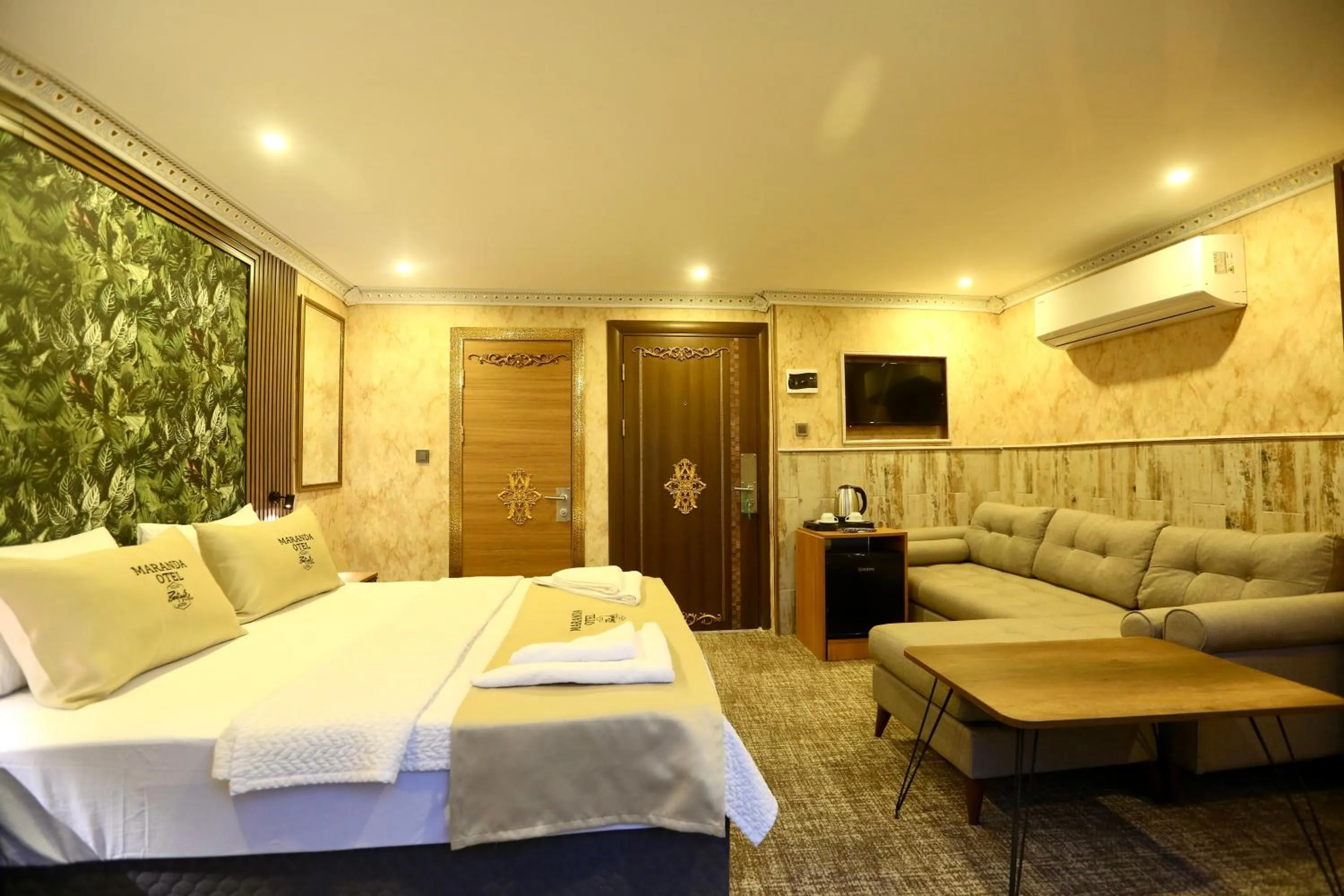 Communal lounge/ TV room, Bed in Maranda Suit Hotel