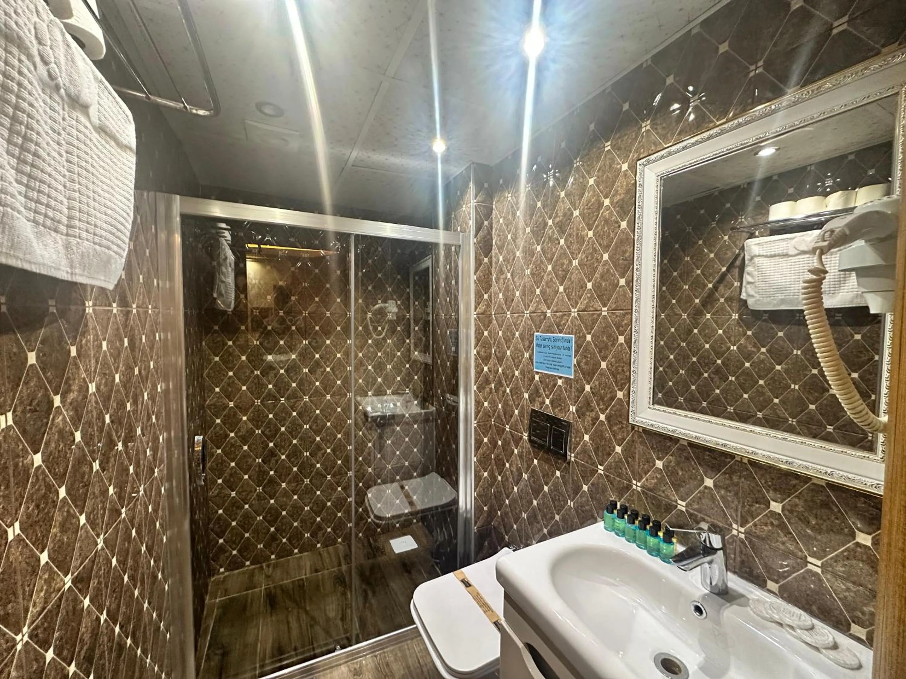 Bathroom in Maranda Suit Hotel