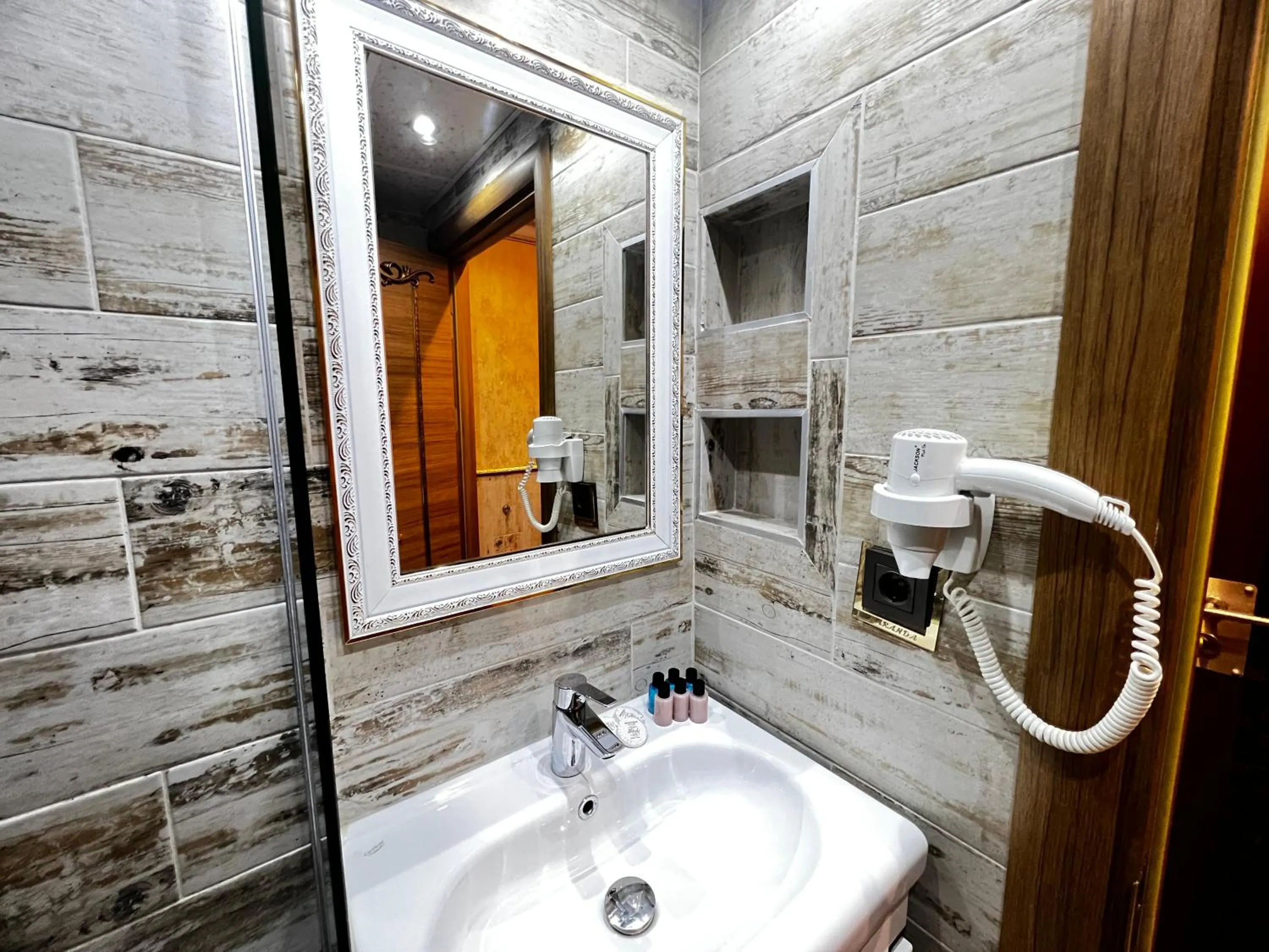 Bathroom in Maranda Suit Hotel