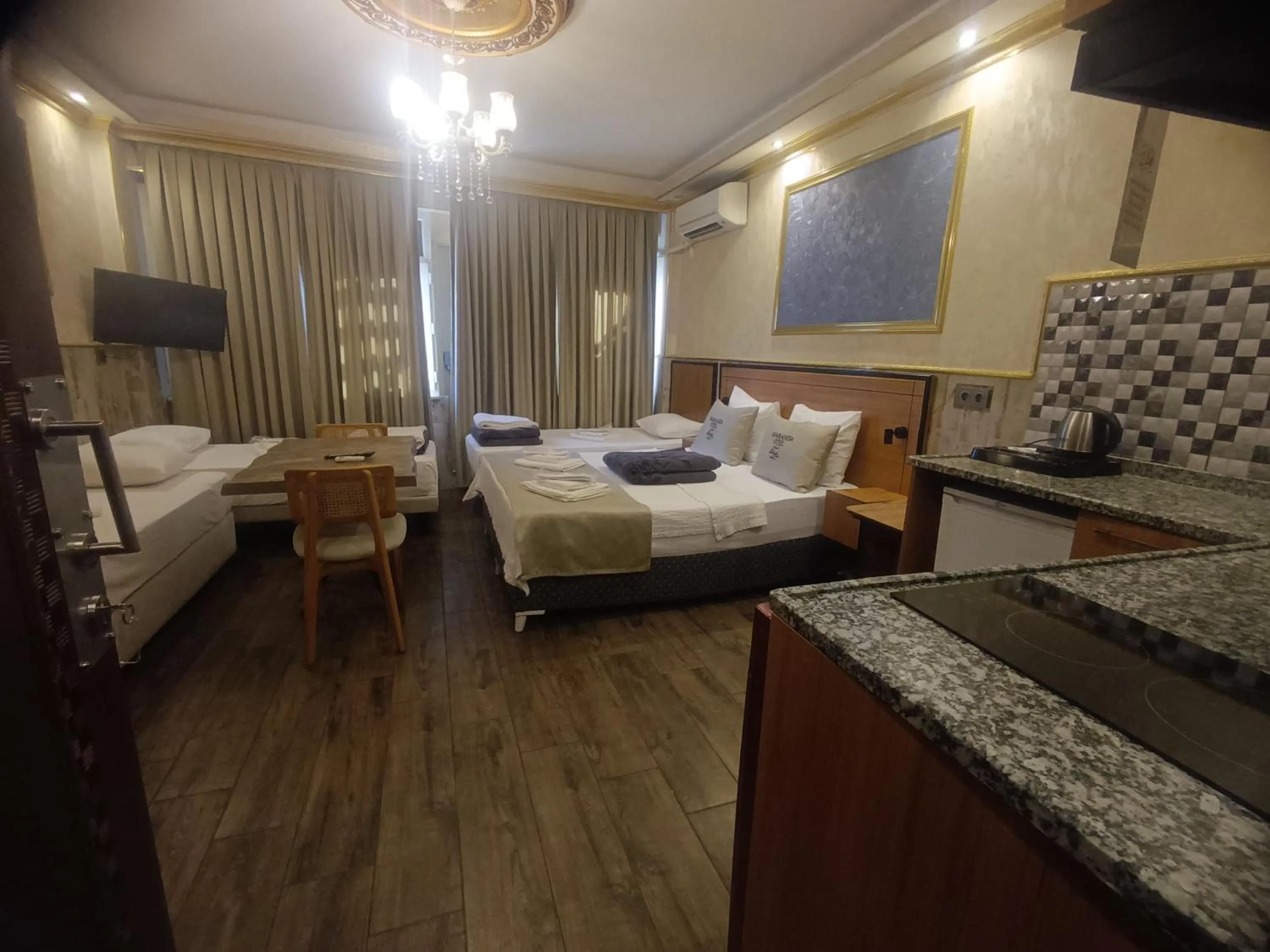 Living room, Bed in Maranda Suit Hotel