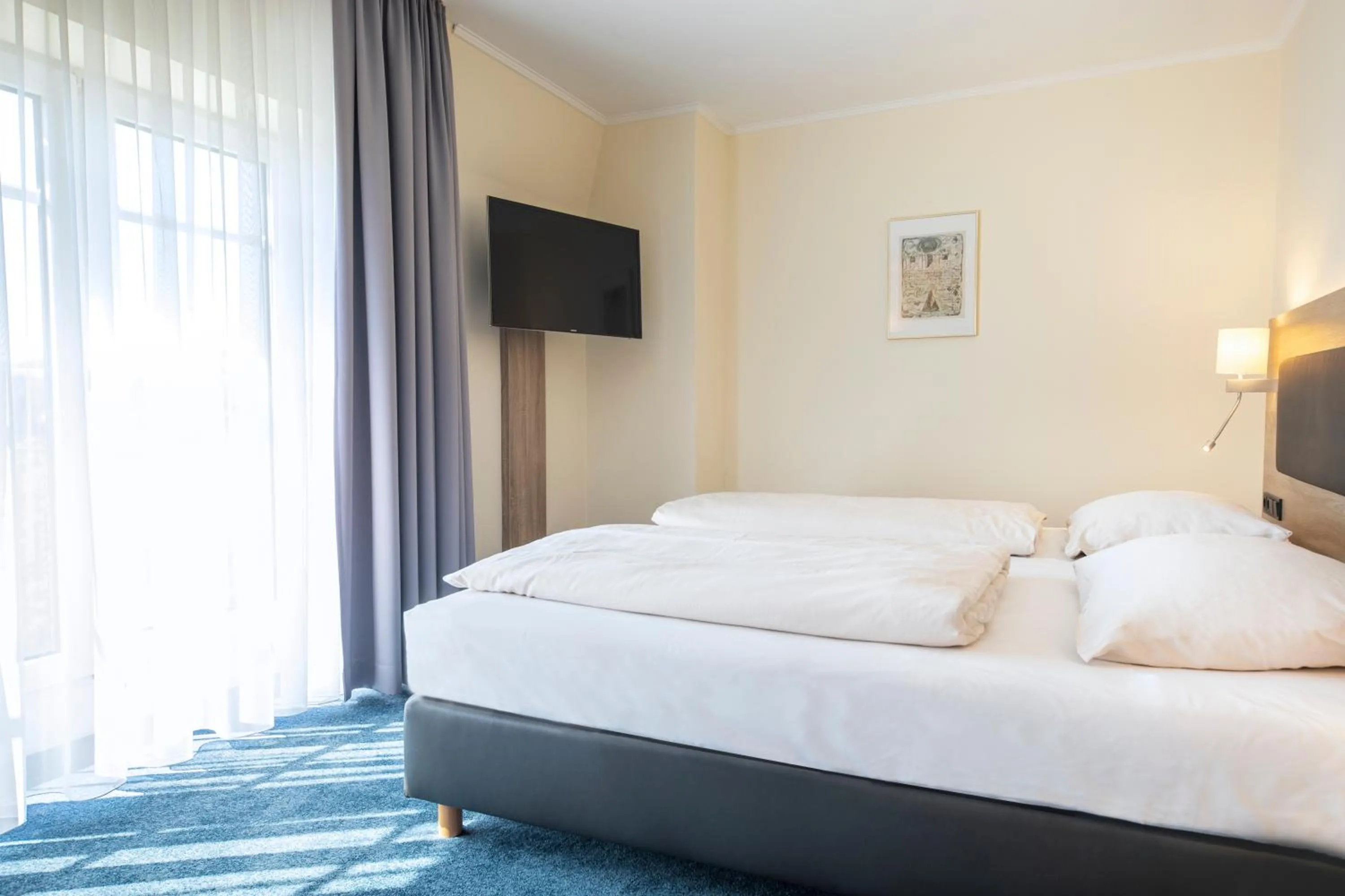 Photo of the whole room, Bed in Roomingtons Hotel Lohr am Main