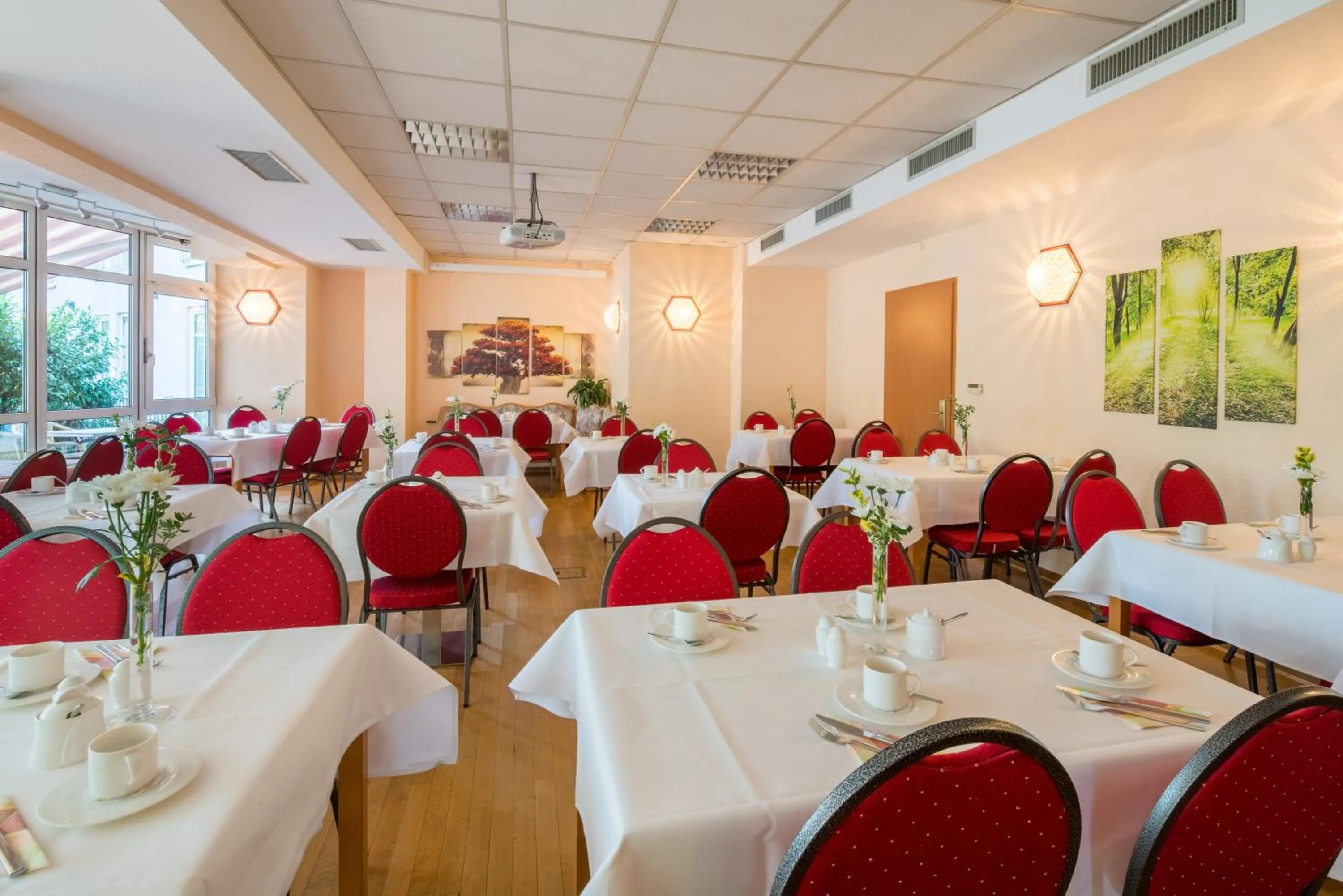 Restaurant/places to eat in Roomingtons Hotel Lohr am Main