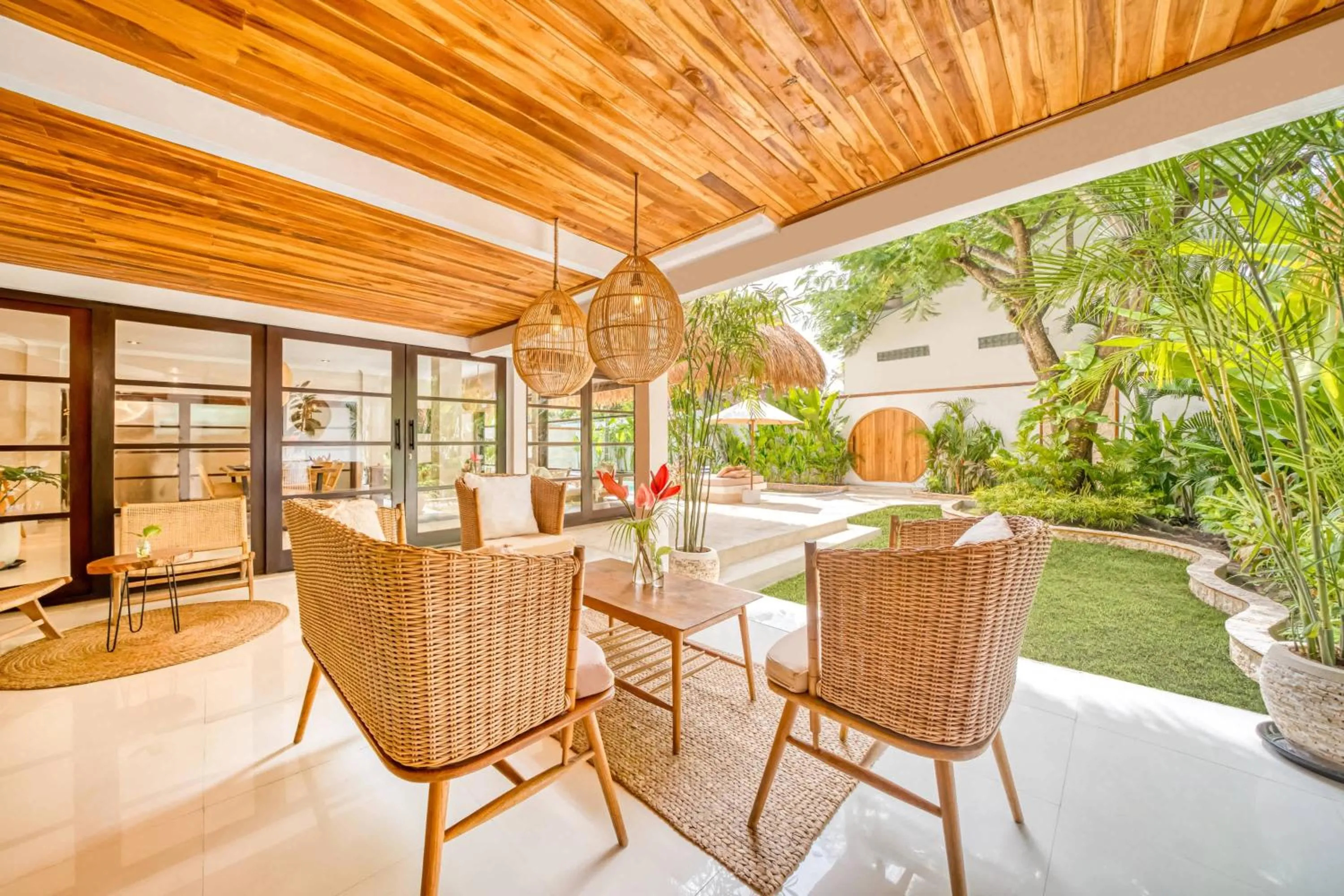 Villa Aurora - Private 6 BDR Villa in Seminyak, prime Location, Pool & Garden