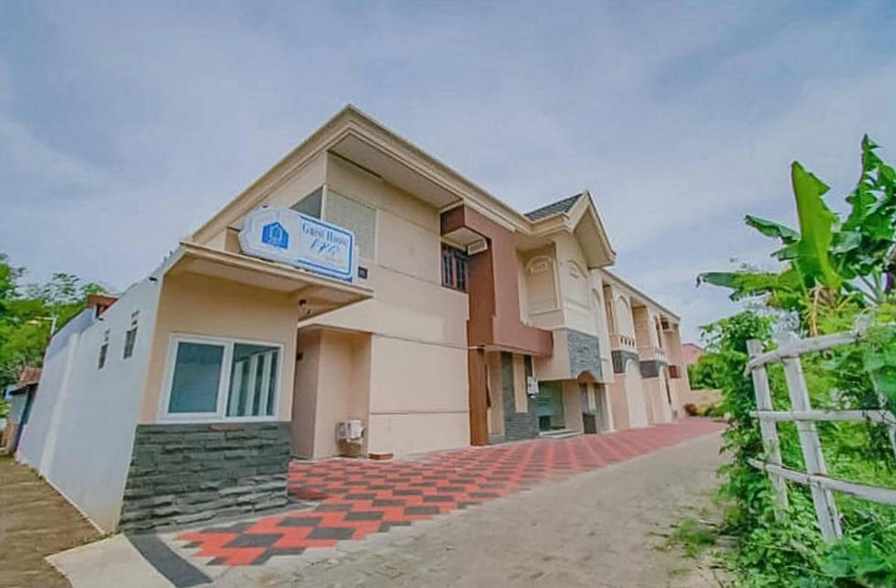 Facade/entrance in RedDoorz Syariah near Taman Rekreasi Sengkaling 2
