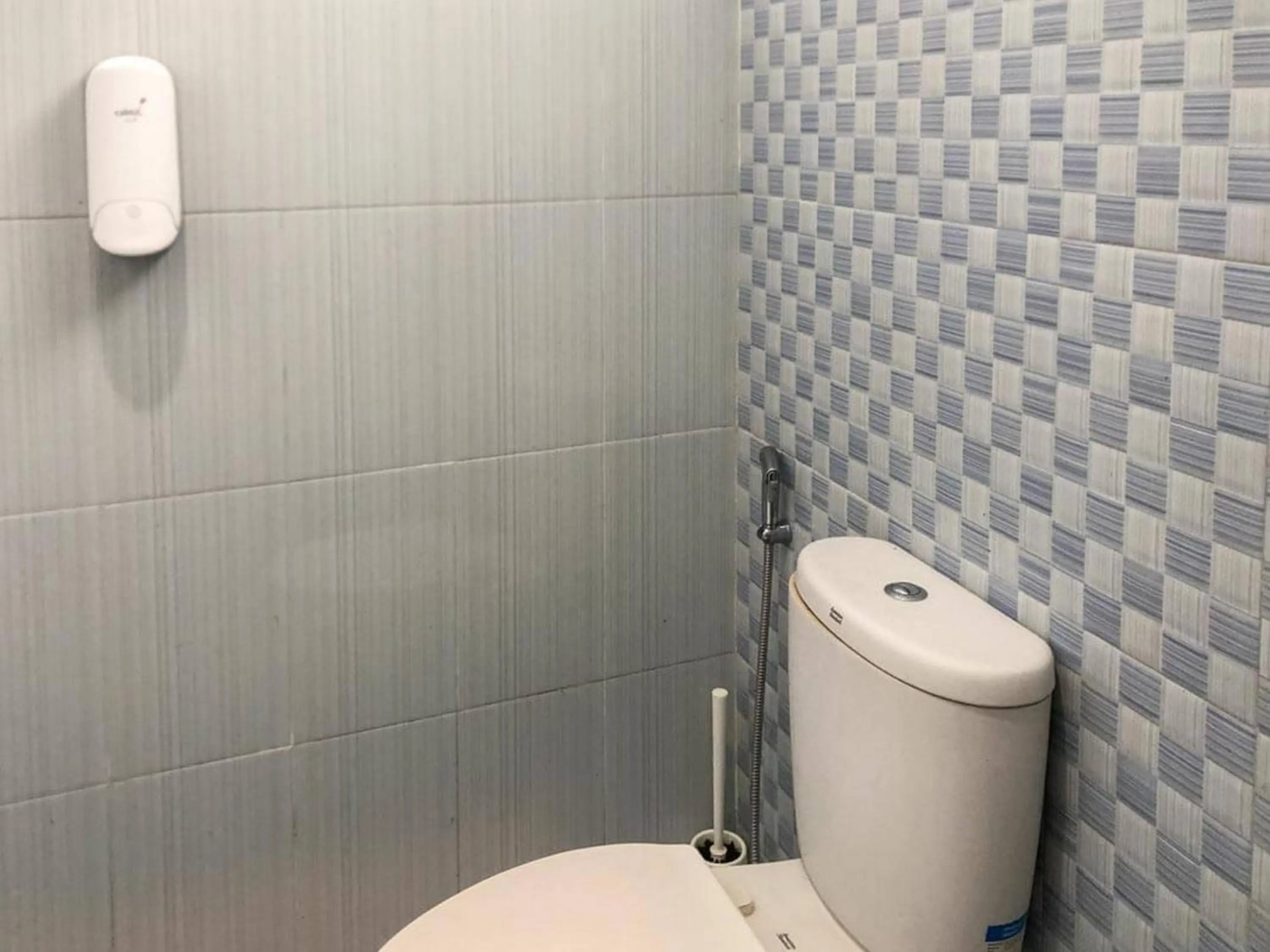 Bathroom in RedDoorz Syariah near Taman Rekreasi Sengkaling 2