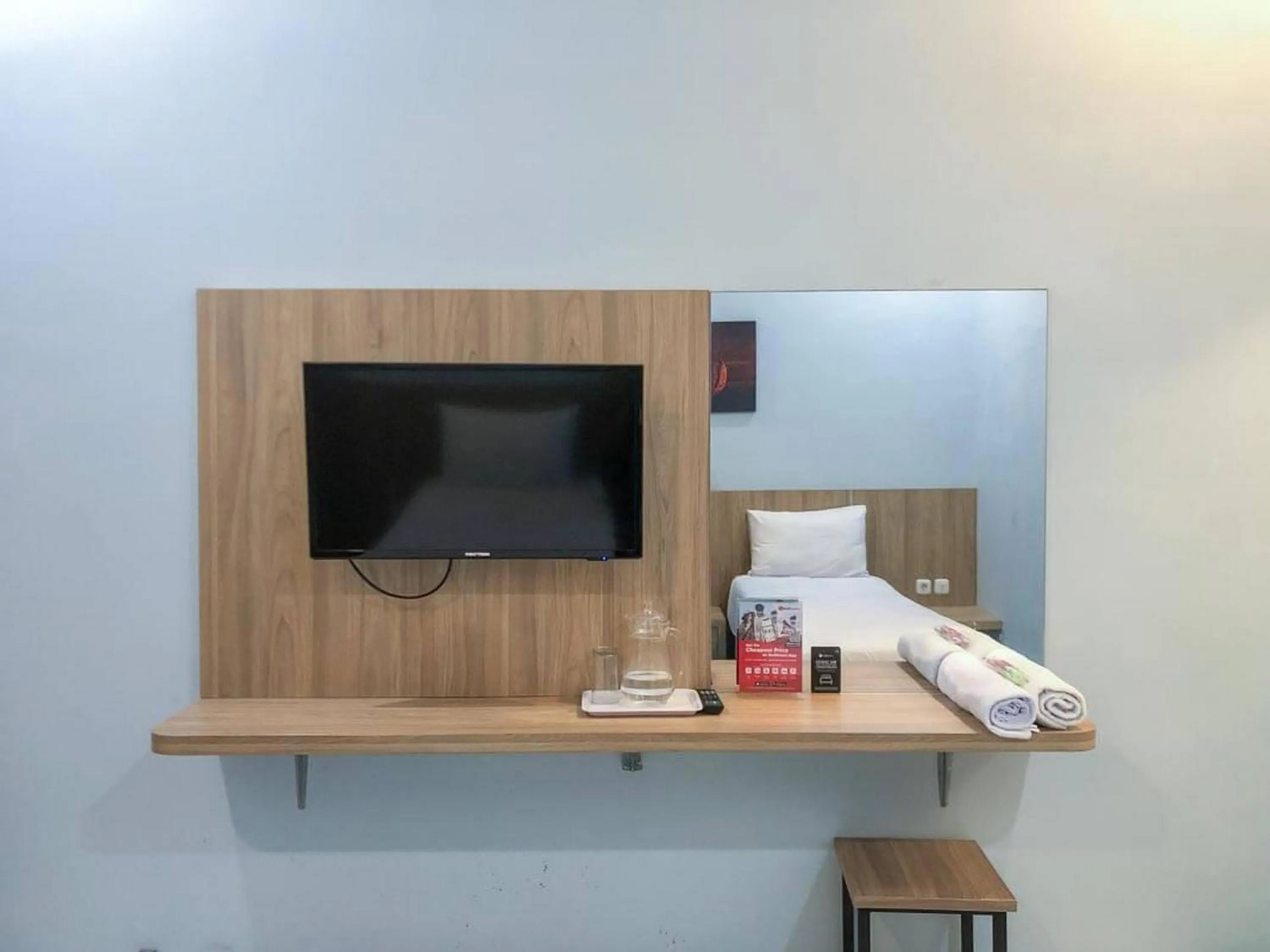 TV and multimedia, Bed in RedDoorz Syariah near Taman Rekreasi Sengkaling 2