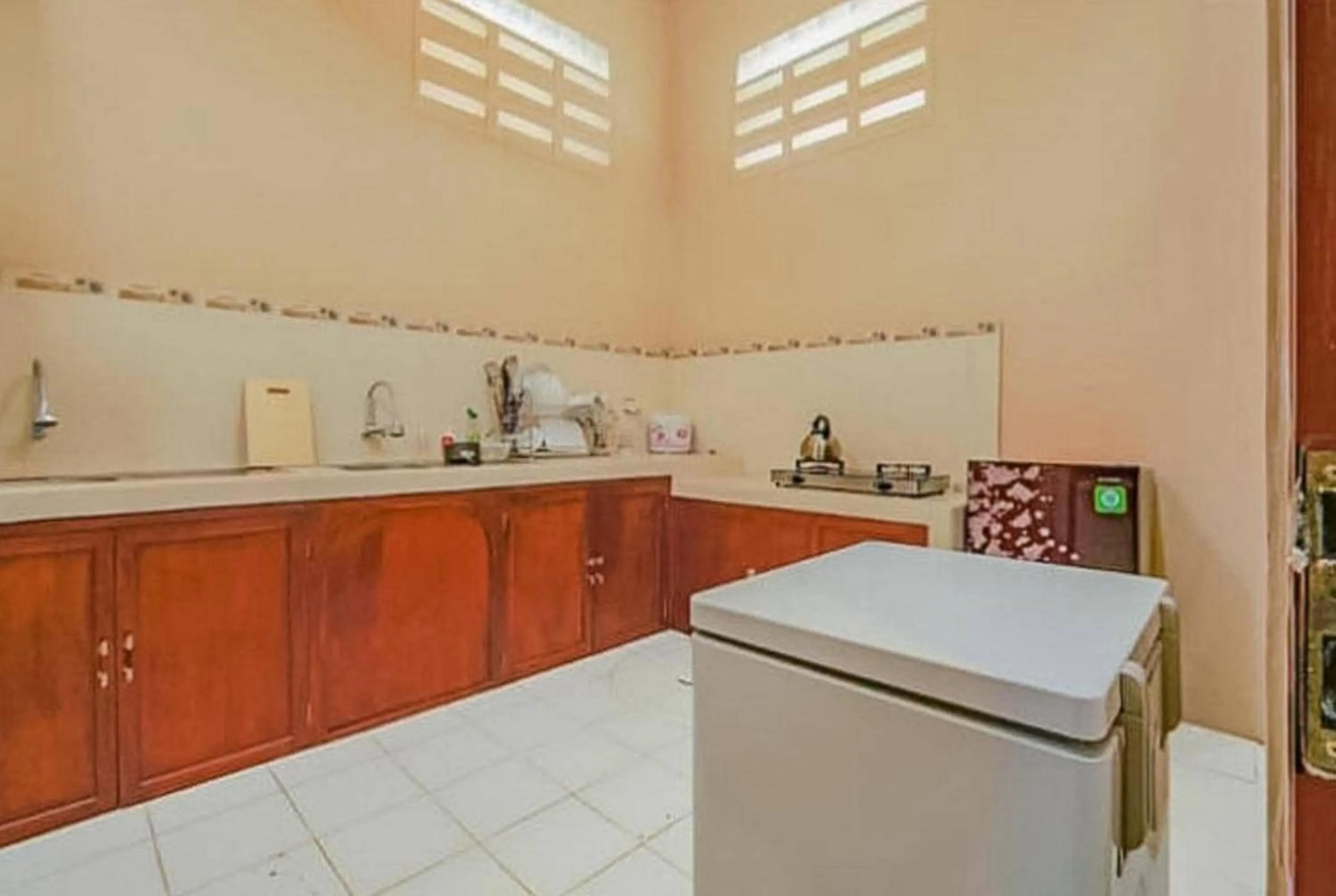 Kitchen or kitchenette in RedDoorz Syariah near Taman Rekreasi Sengkaling 2