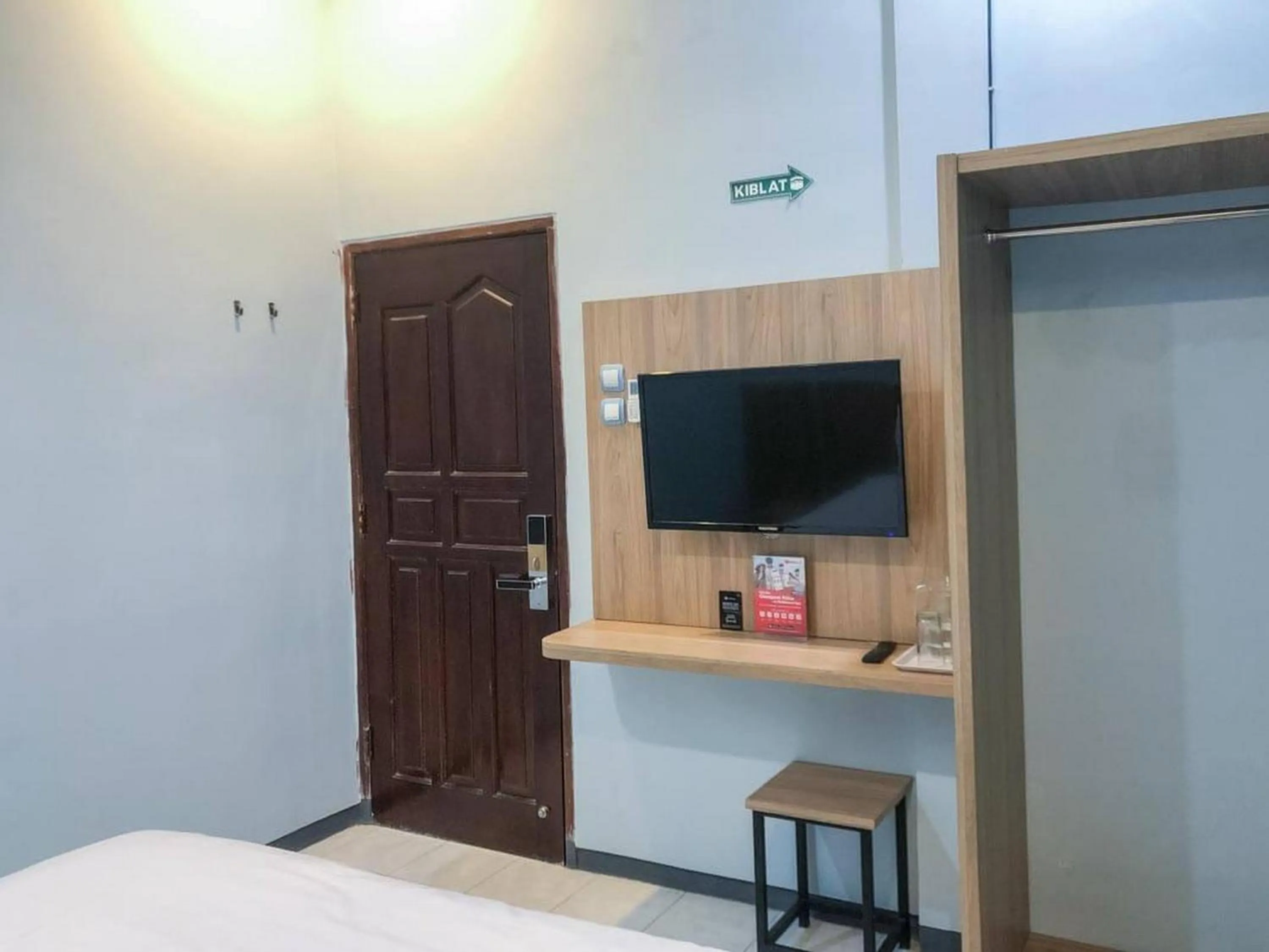 Bedroom, Bed in RedDoorz Syariah near Taman Rekreasi Sengkaling 2