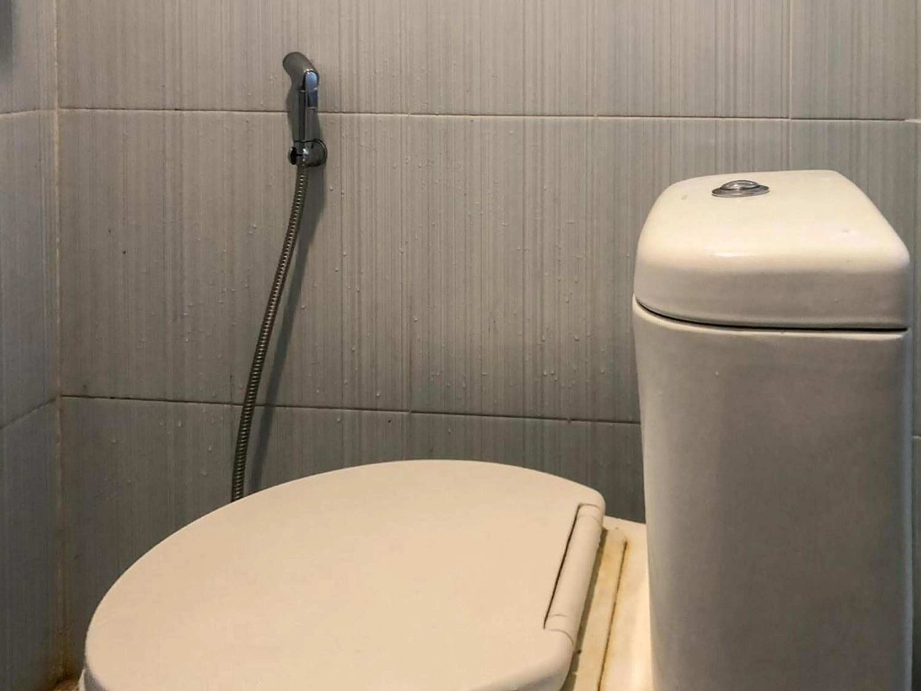 Bathroom in RedDoorz Syariah near Taman Rekreasi Sengkaling 2