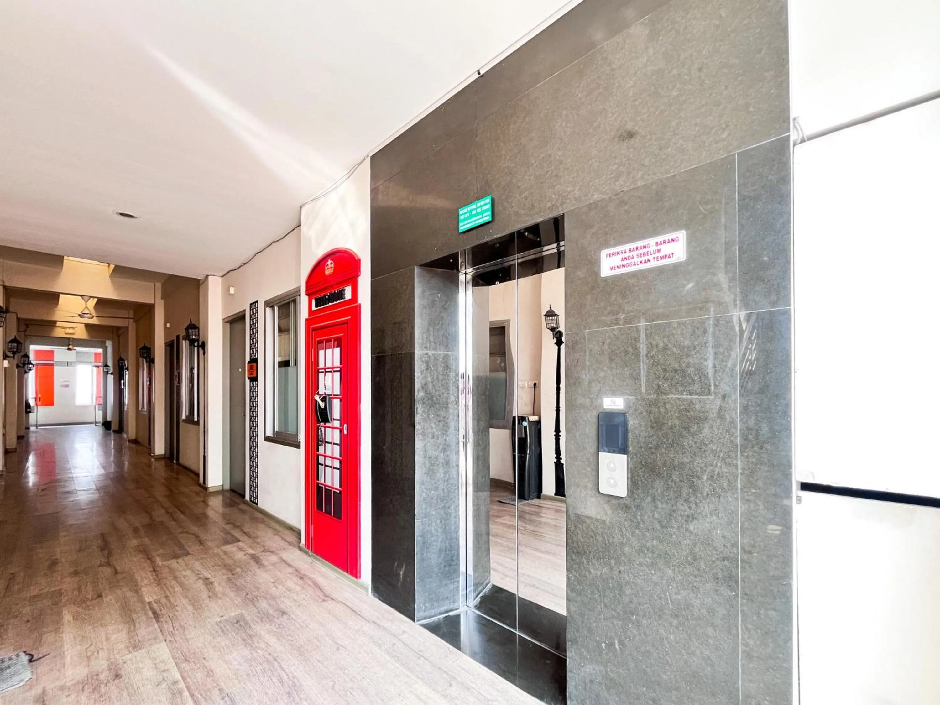 Property building in Sans Hotel Syariah Graha 100 Gubeng Surabaya