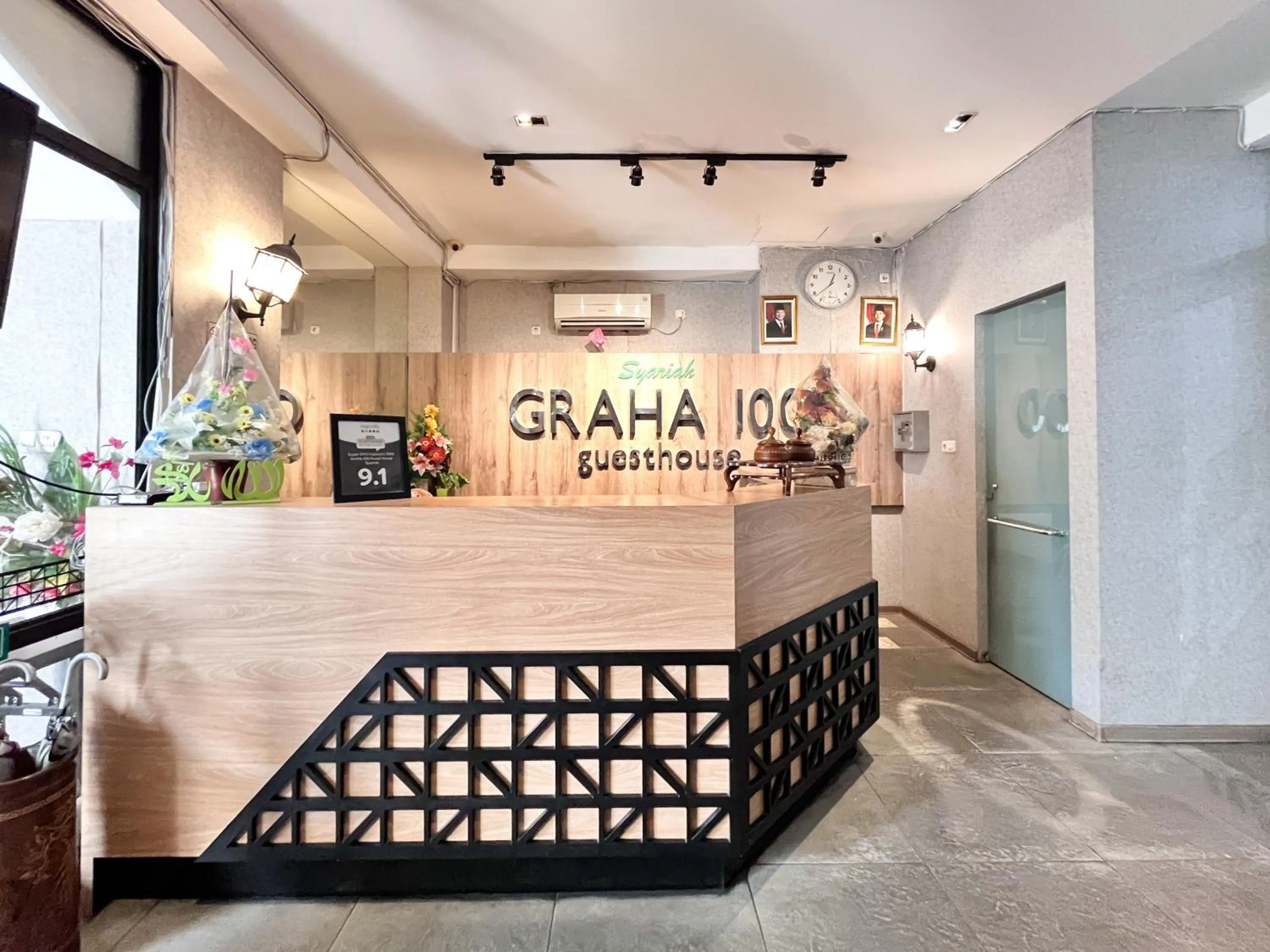 Lobby or reception in Sans Hotel Syariah Graha 100 Gubeng Surabaya