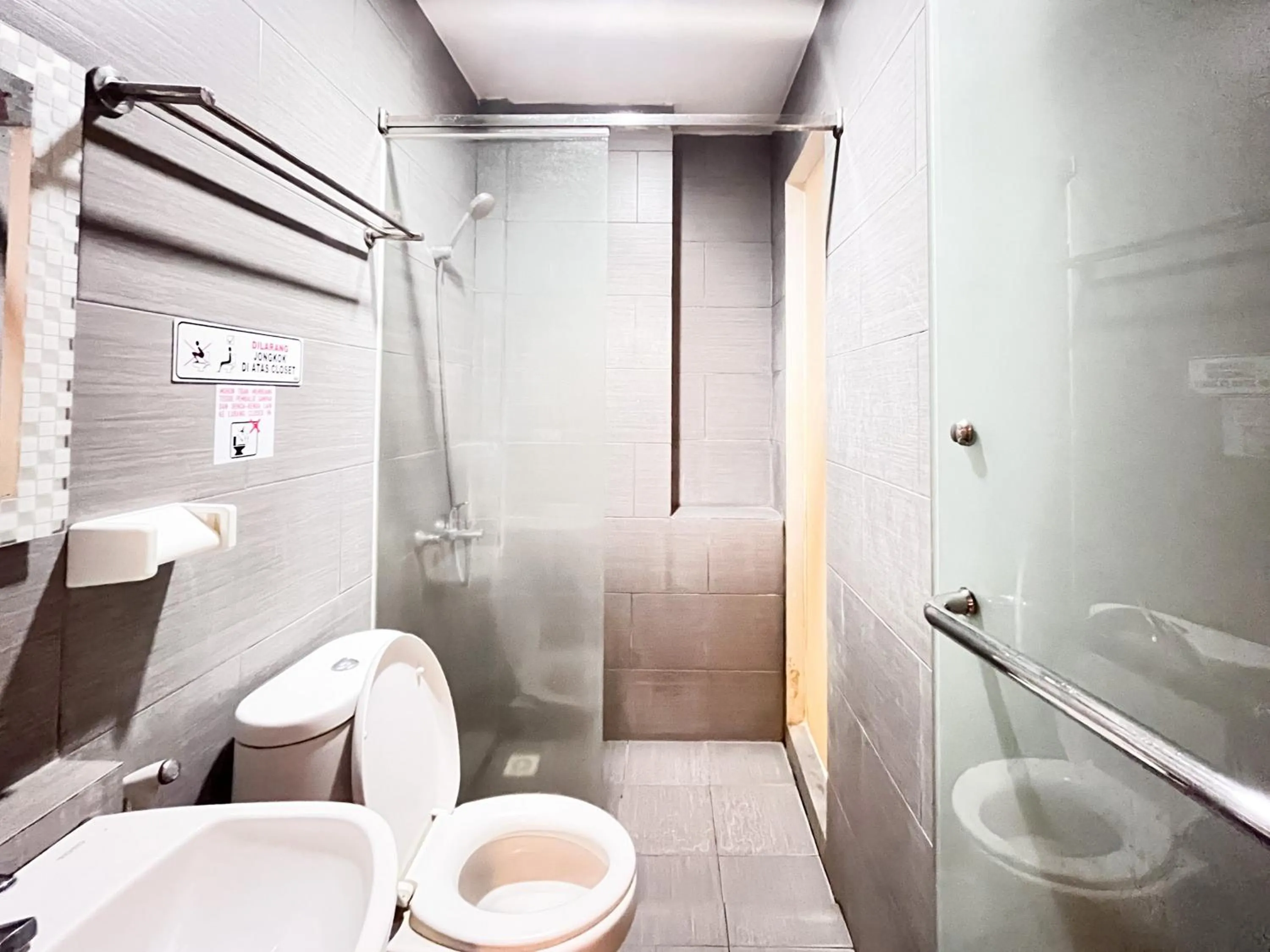 Bathroom in Sans Hotel Syariah Graha 100 Gubeng Surabaya