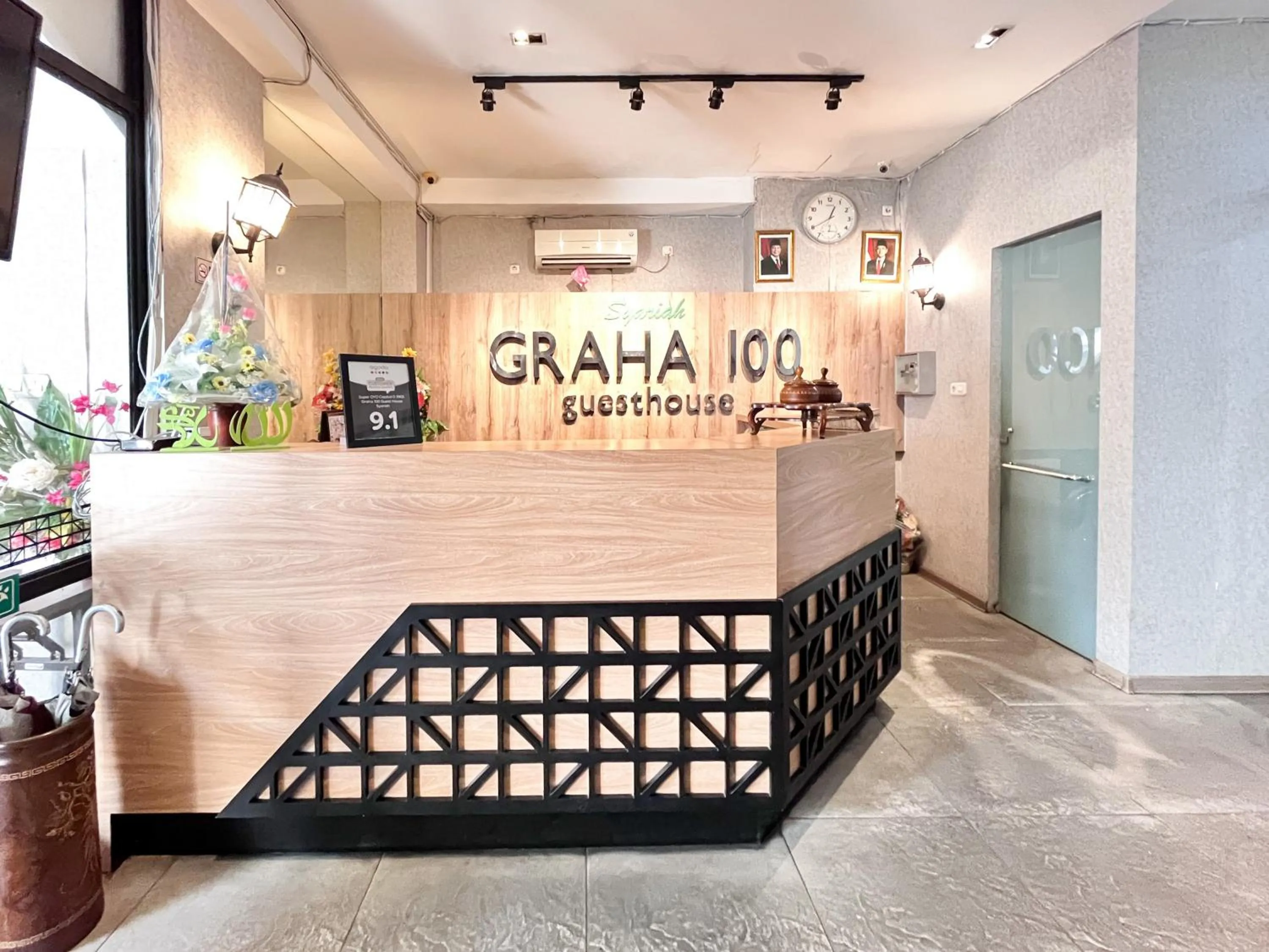 Lobby or reception in Sans Hotel Syariah Graha 100 Gubeng Surabaya