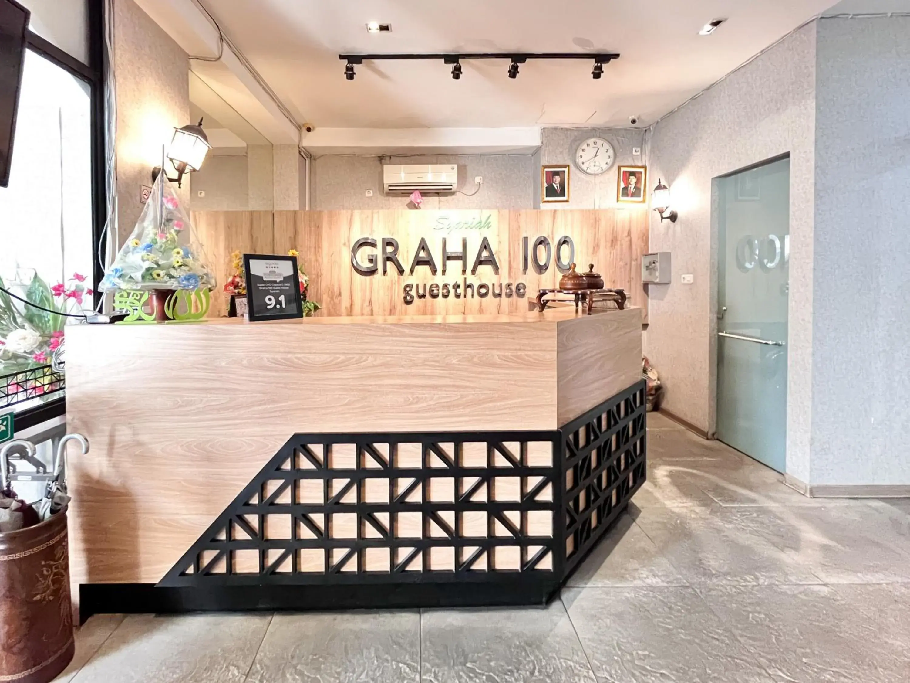 Lobby or reception in Sans Hotel Syariah Graha 100 Gubeng Surabaya Lobby or reception in Sans Hotel Syariah Graha 100 Gubeng Surabaya