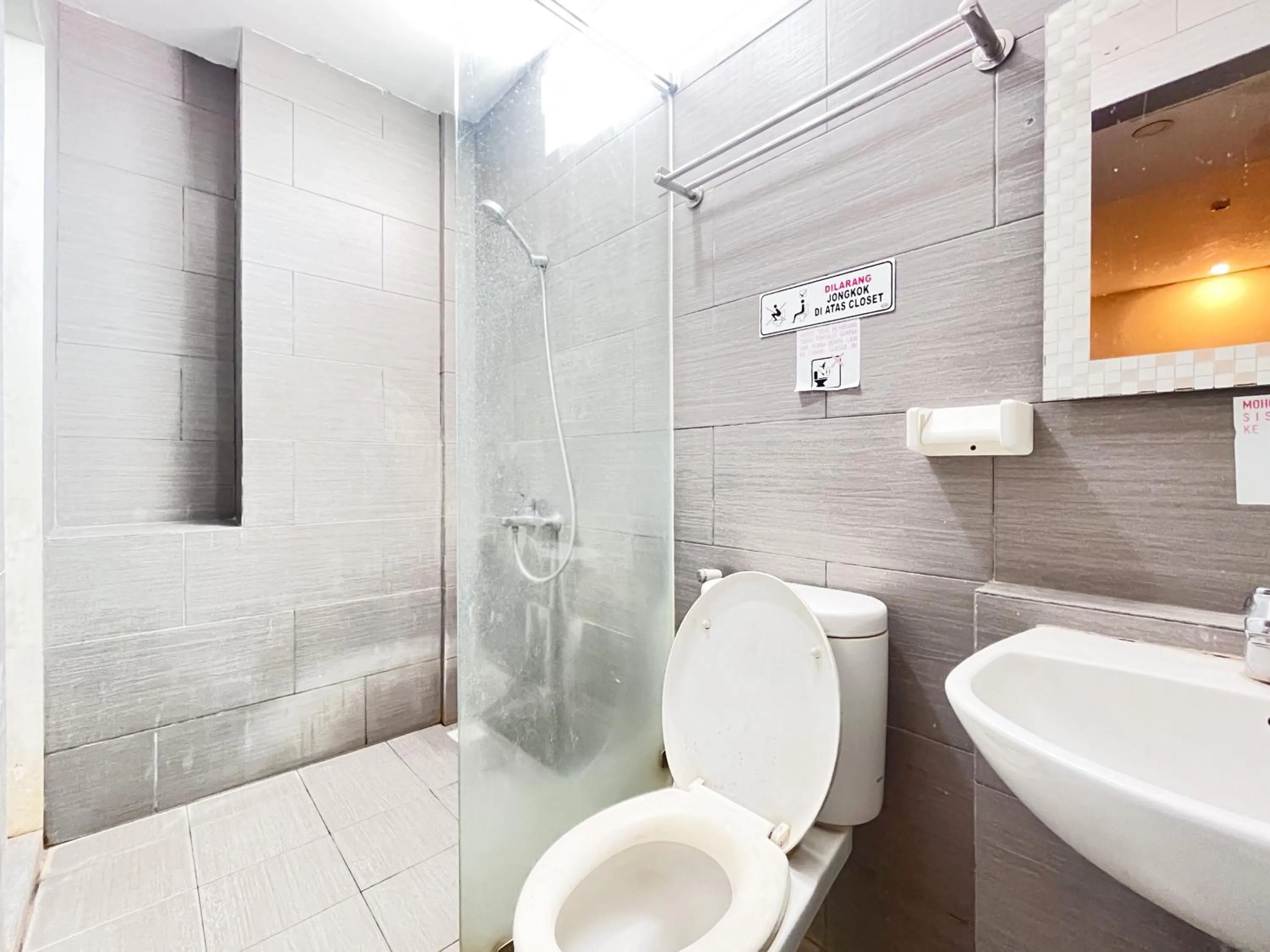 Bathroom in Sans Hotel Syariah Graha 100 Gubeng Surabaya