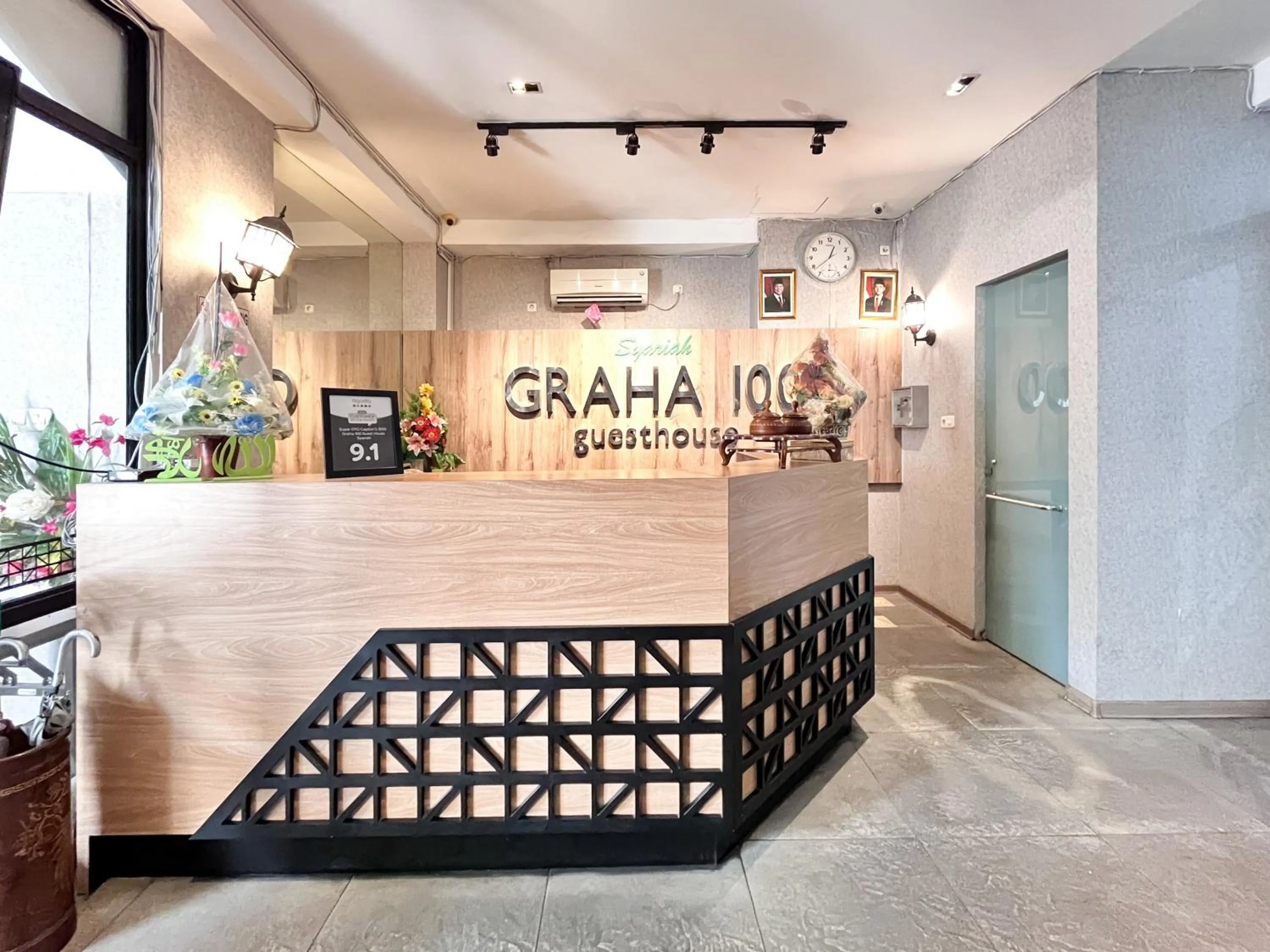 Lobby or reception in Sans Hotel Syariah Graha 100 Gubeng Surabaya