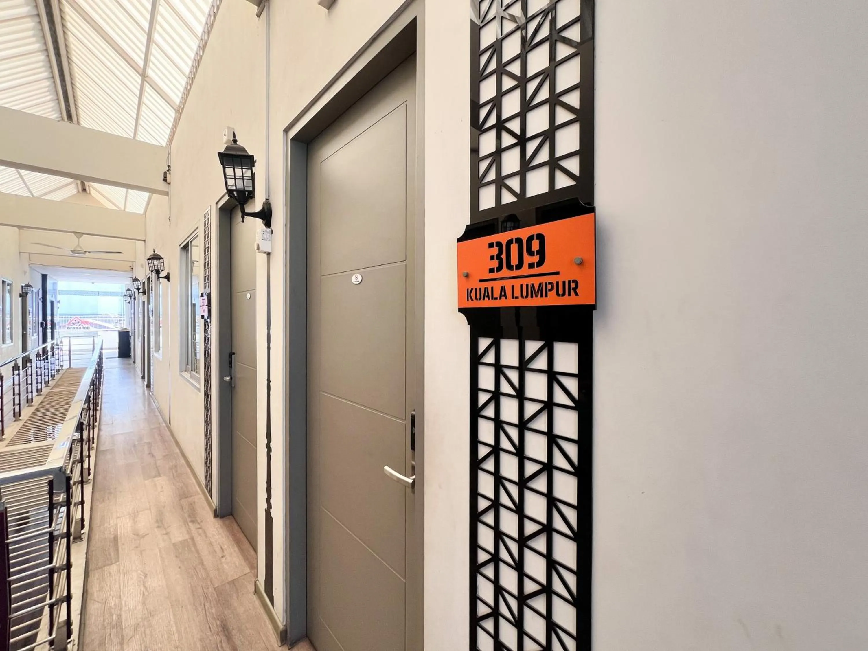 Property building in Sans Hotel Syariah Graha 100 Gubeng Surabaya