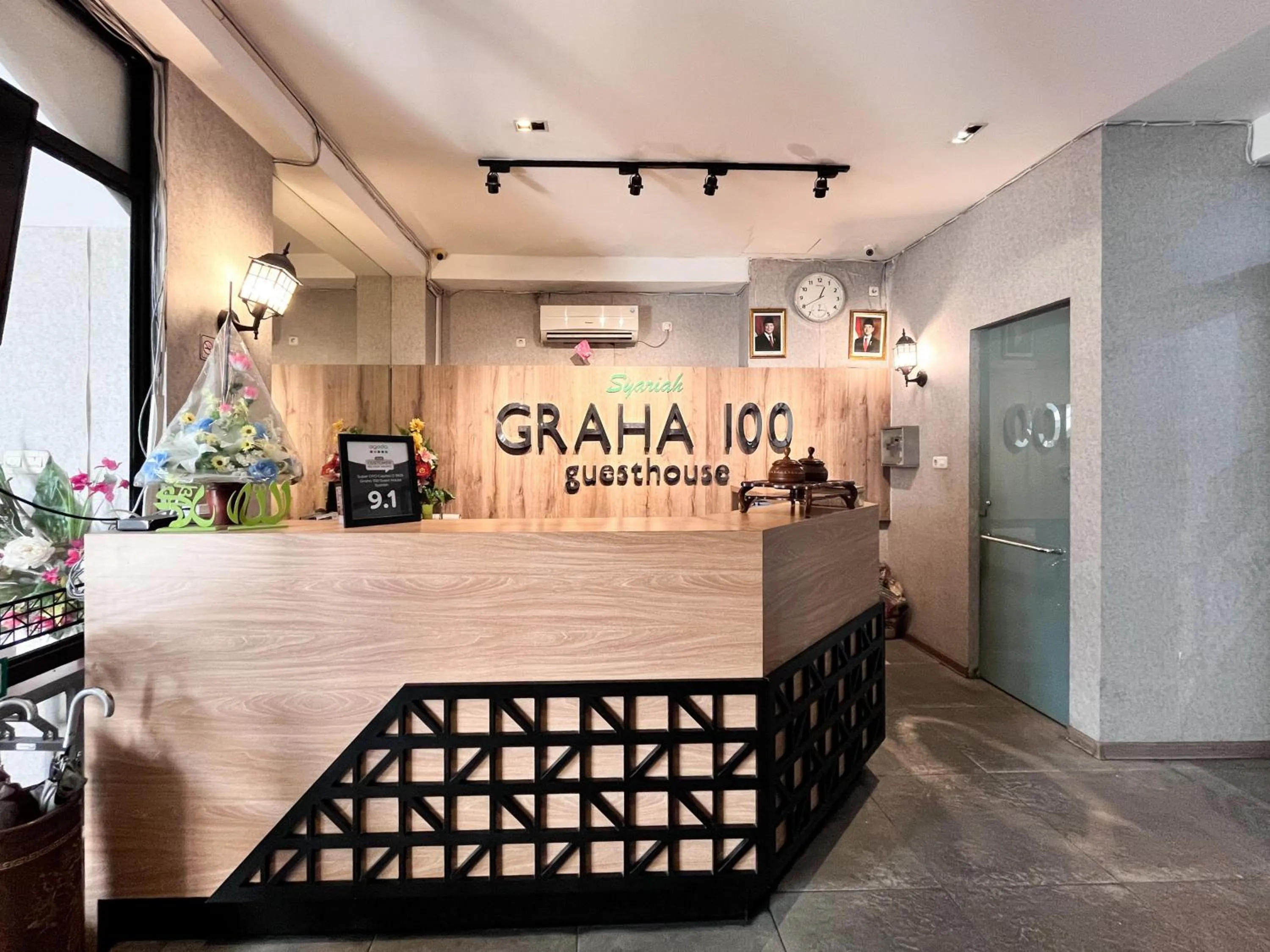 Lobby or reception in Sans Hotel Syariah Graha 100 Gubeng Surabaya
