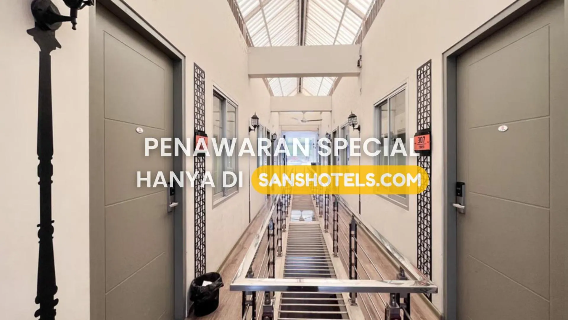 Property building in Sans Vibes Hotel Syariah Graha 100 Gubeng Surabaya