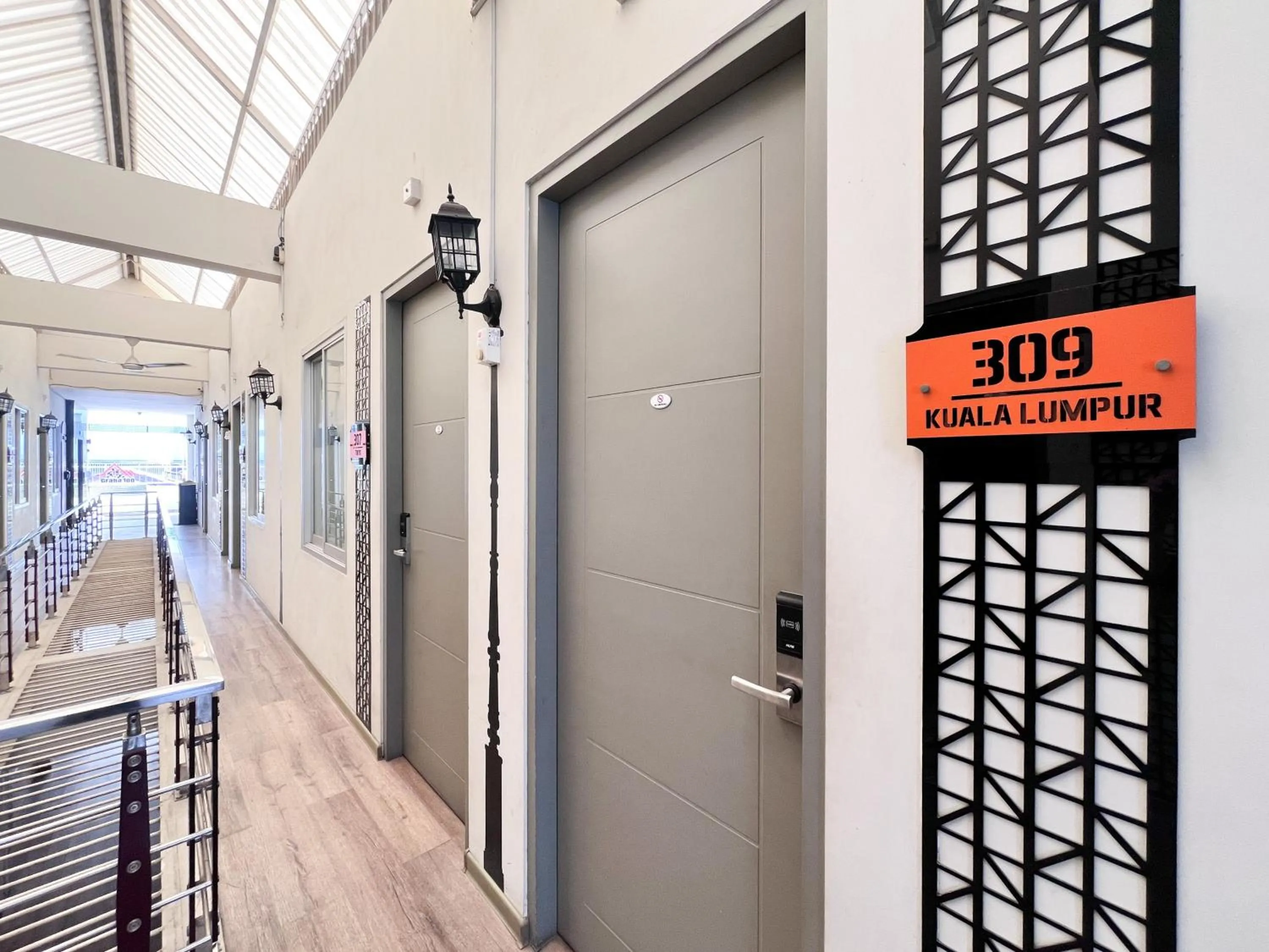 Property building in Sans Hotel Syariah Graha 100 Gubeng Surabaya