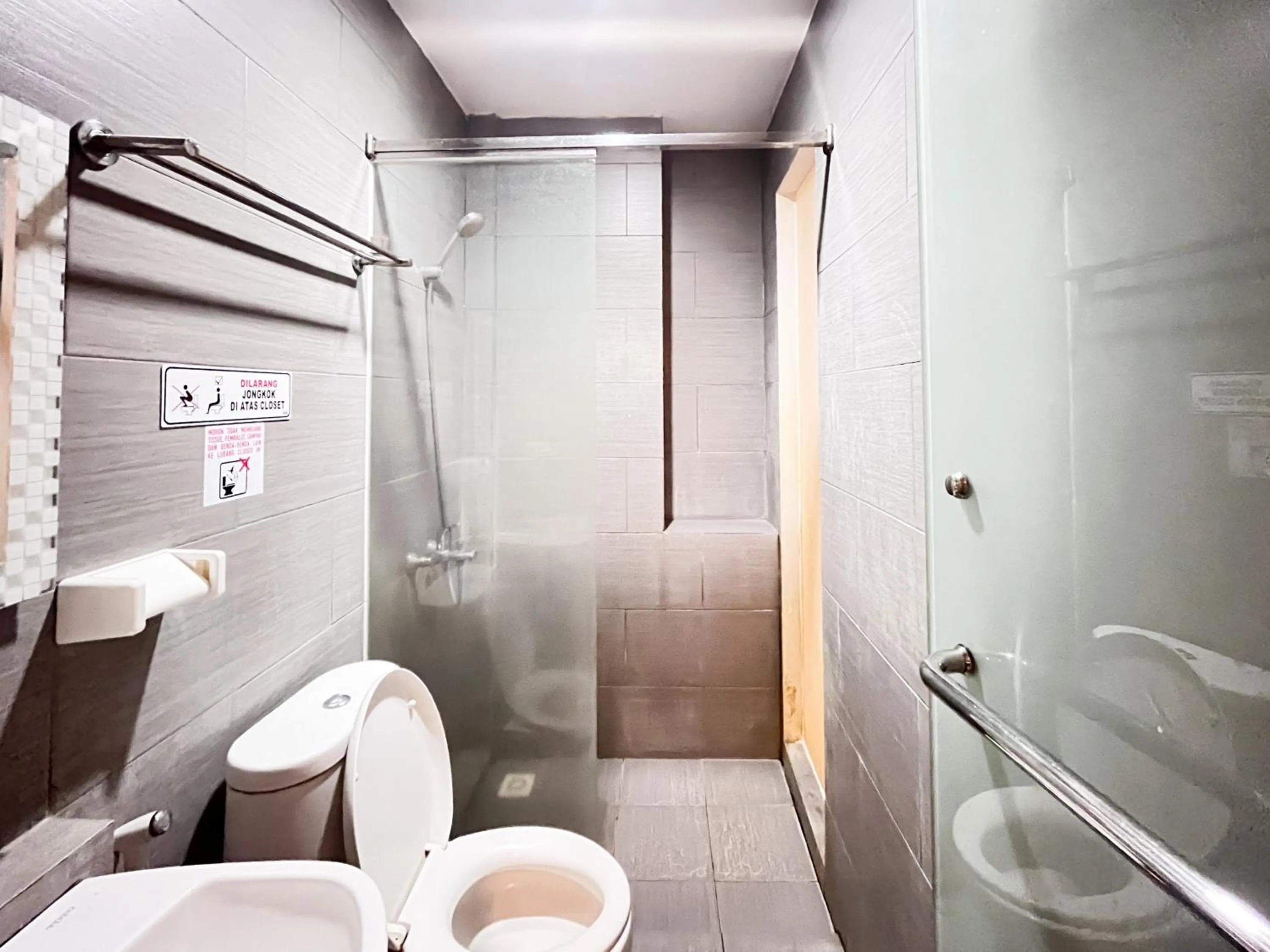 Bathroom in Sans Hotel Syariah Graha 100 Gubeng Surabaya