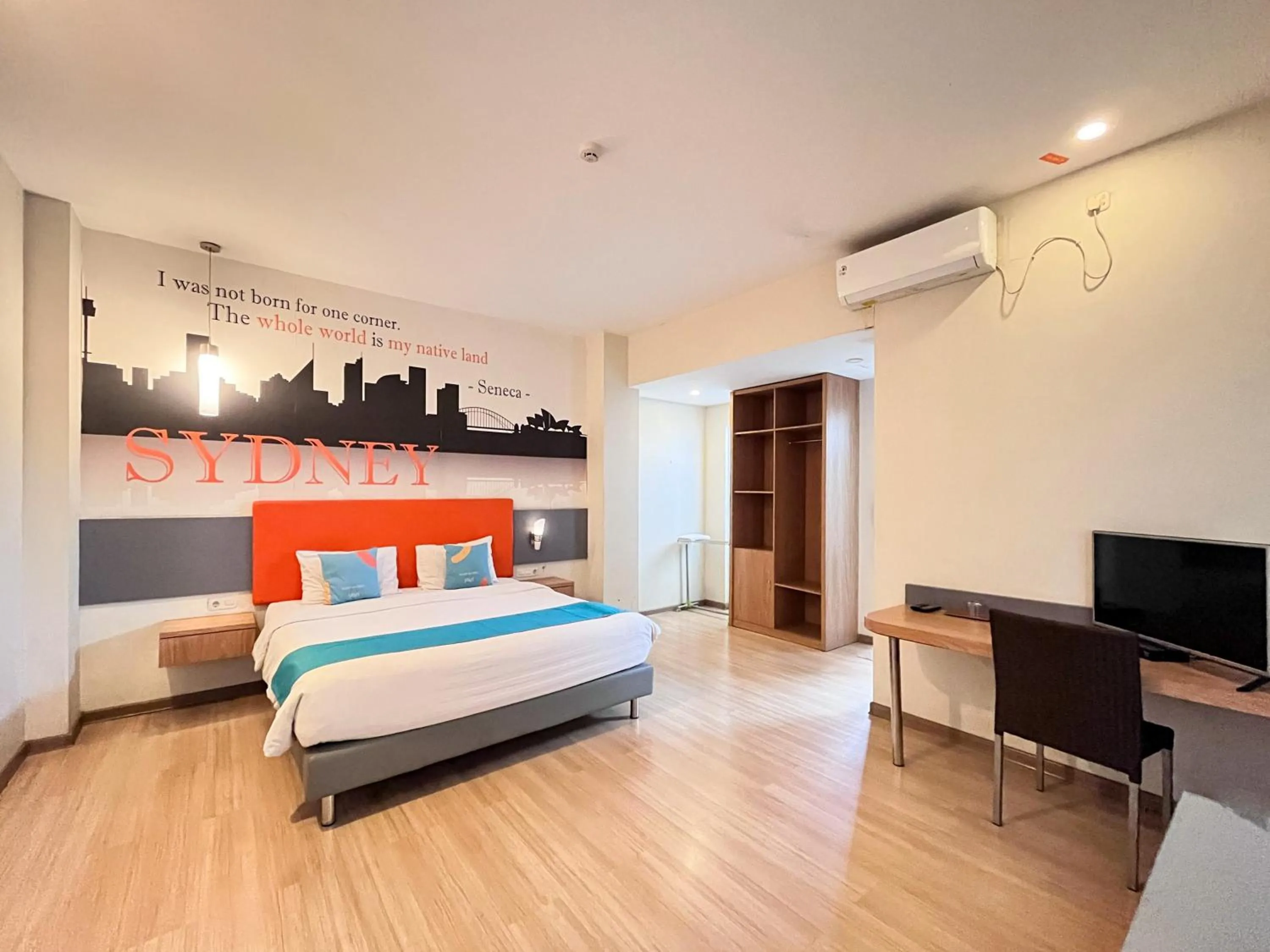 Bedroom, Bed in Sans Hotel Syariah Graha 100 Gubeng Surabaya