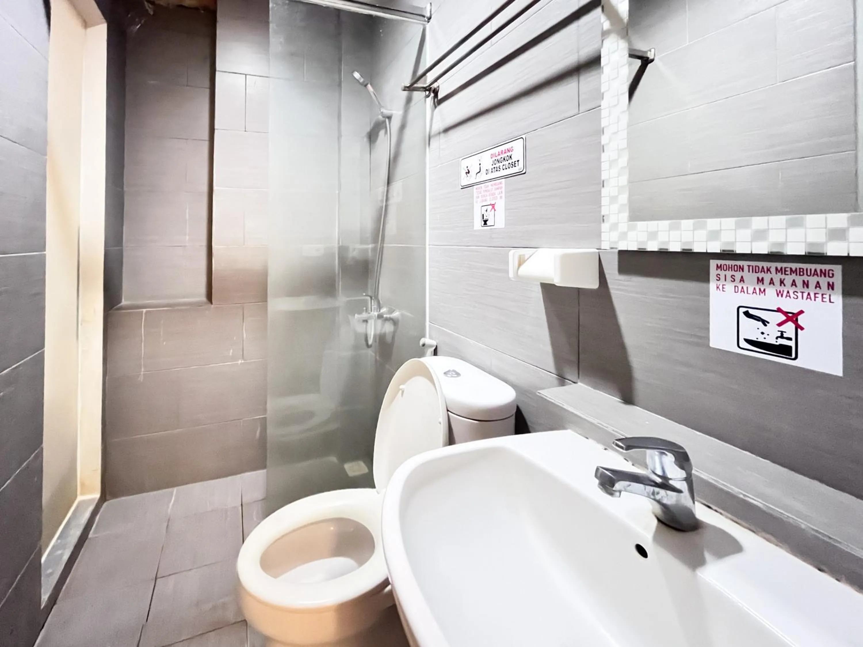 Bathroom in Sans Hotel Syariah Graha 100 Gubeng Surabaya