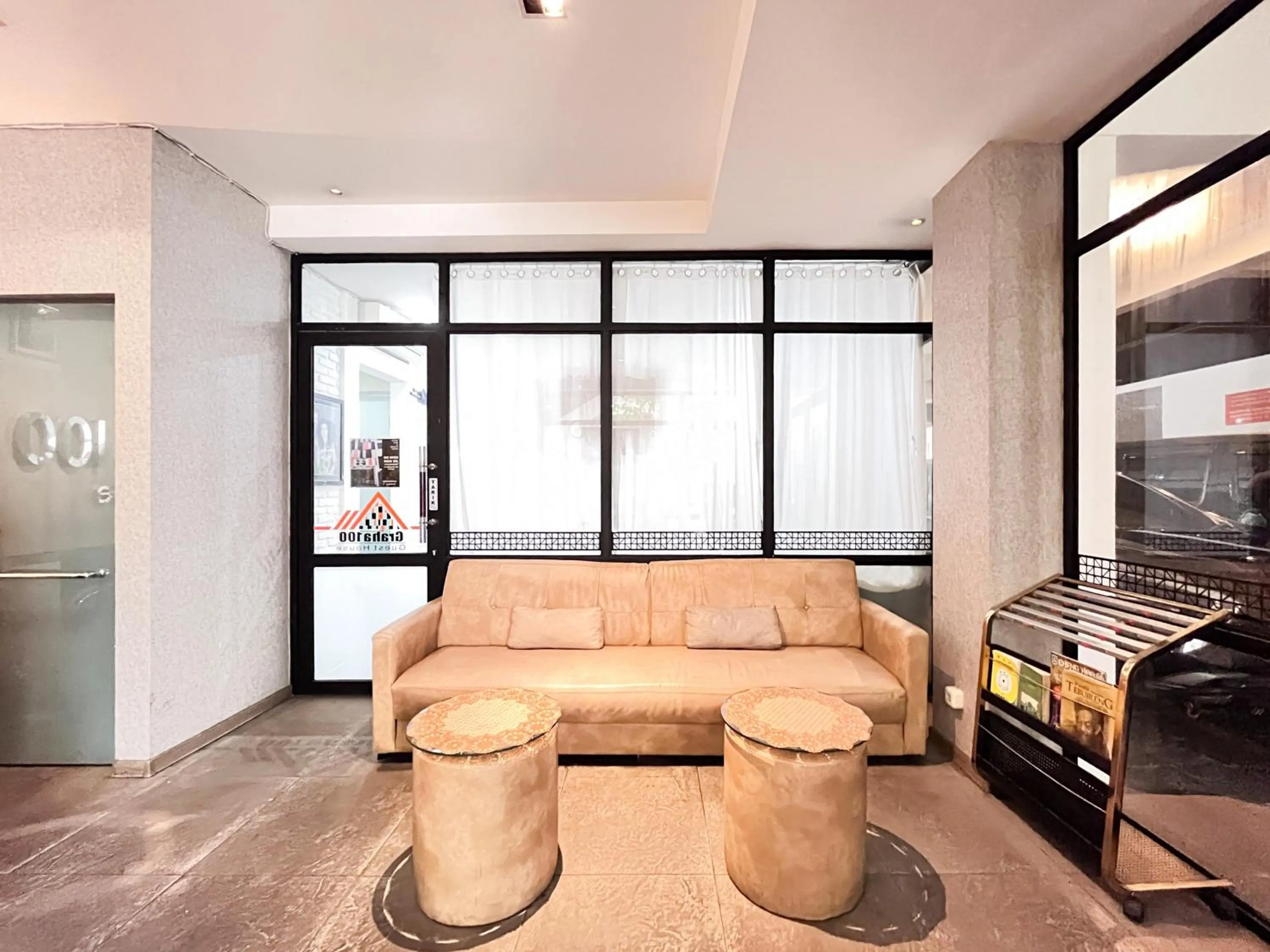 Seating area in Sans Hotel Syariah Graha 100 Gubeng Surabaya