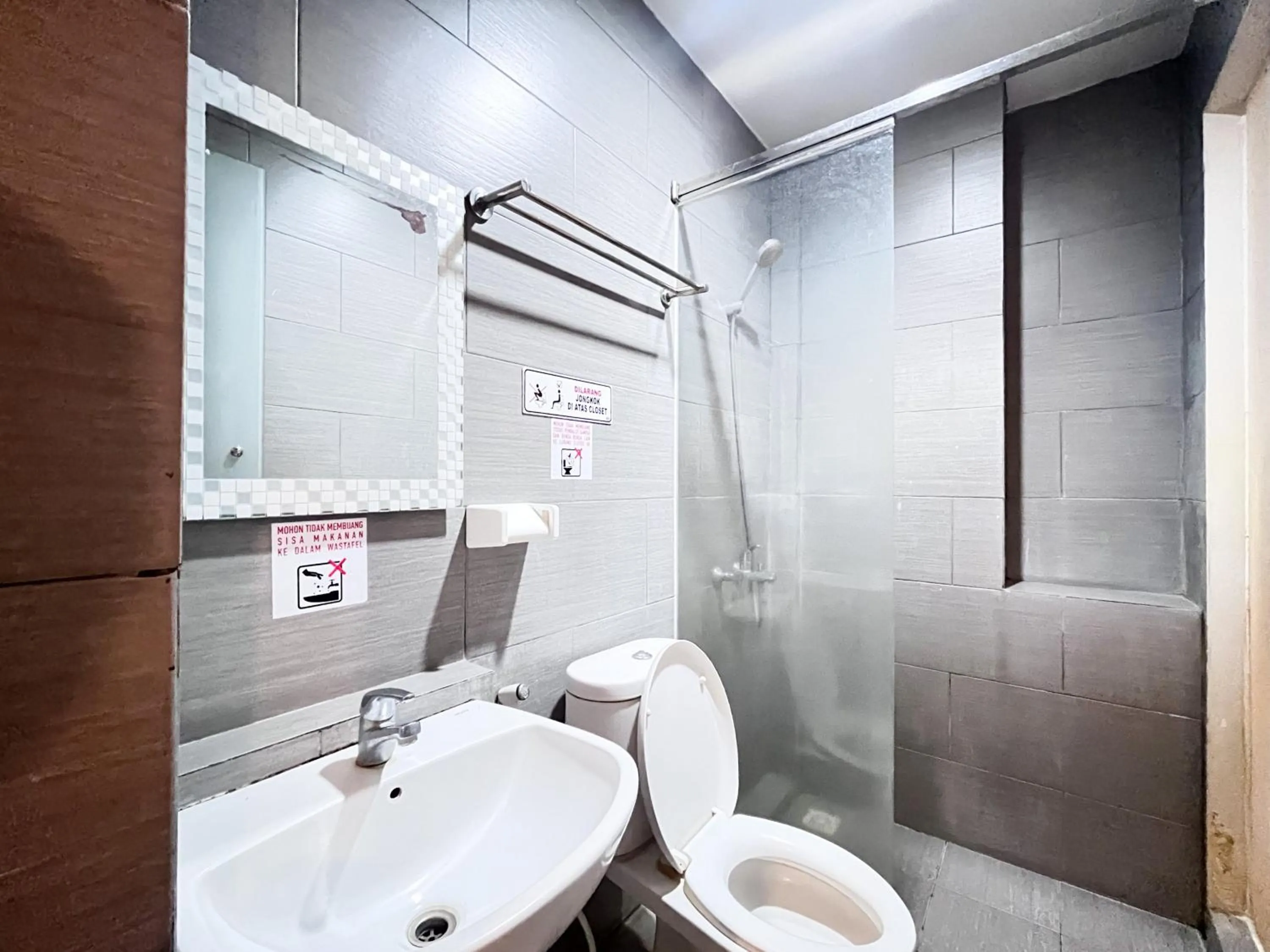 Bathroom in Sans Hotel Syariah Graha 100 Gubeng Surabaya