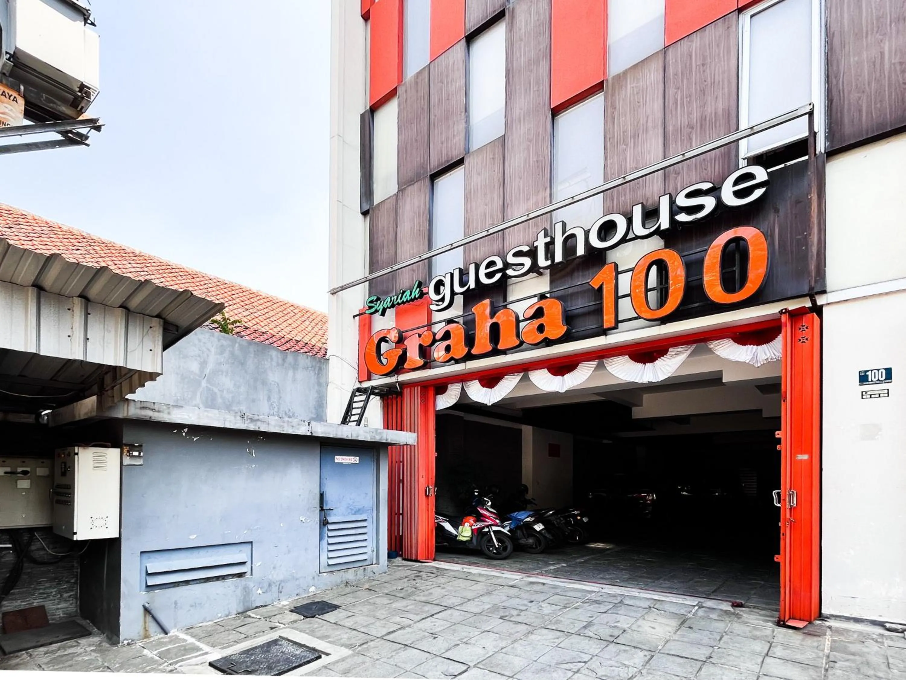 Facade/entrance in Sans Hotel Syariah Graha 100 Gubeng Surabaya