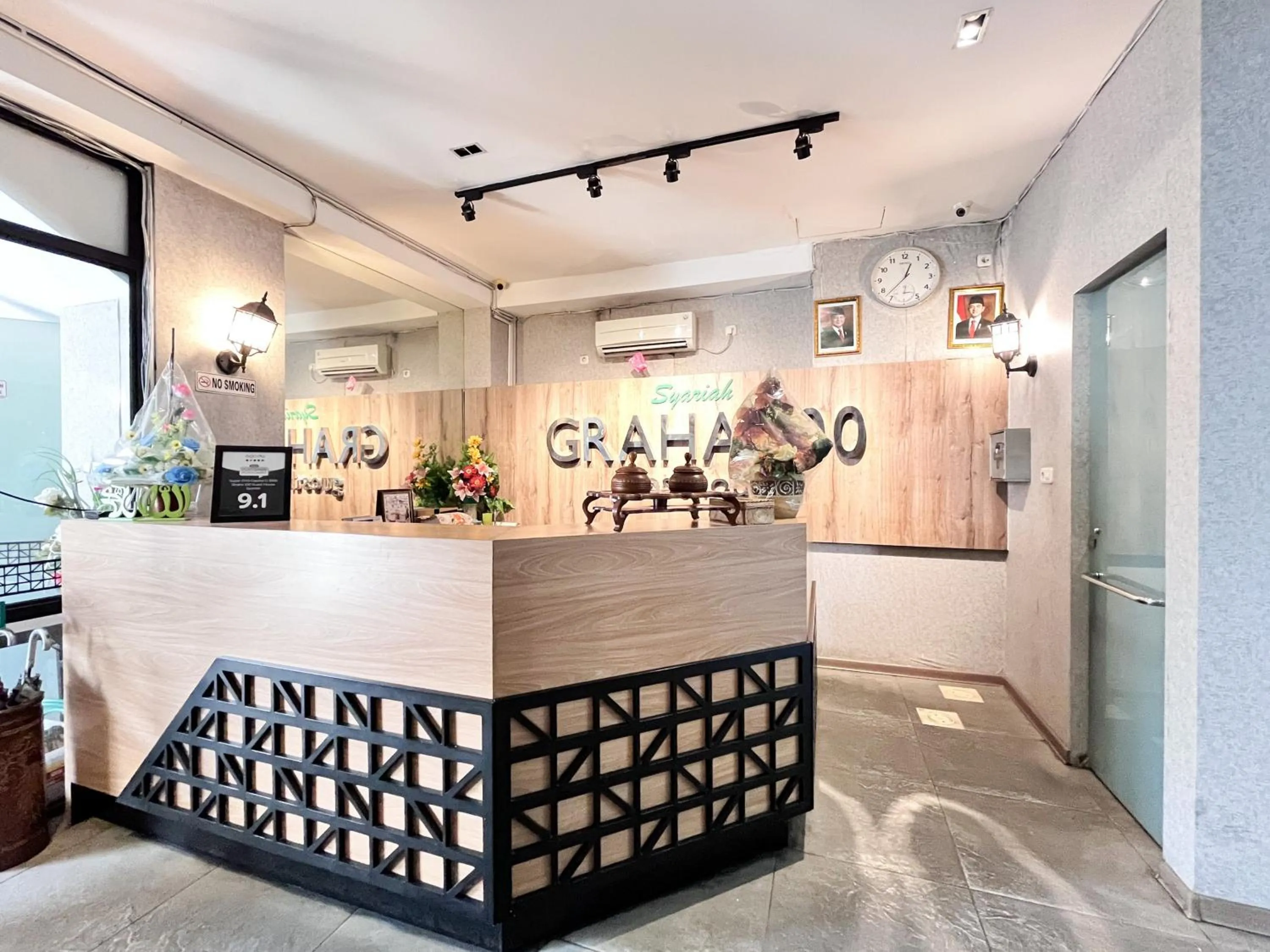 Lobby or reception in Sans Hotel Syariah Graha 100 Gubeng Surabaya