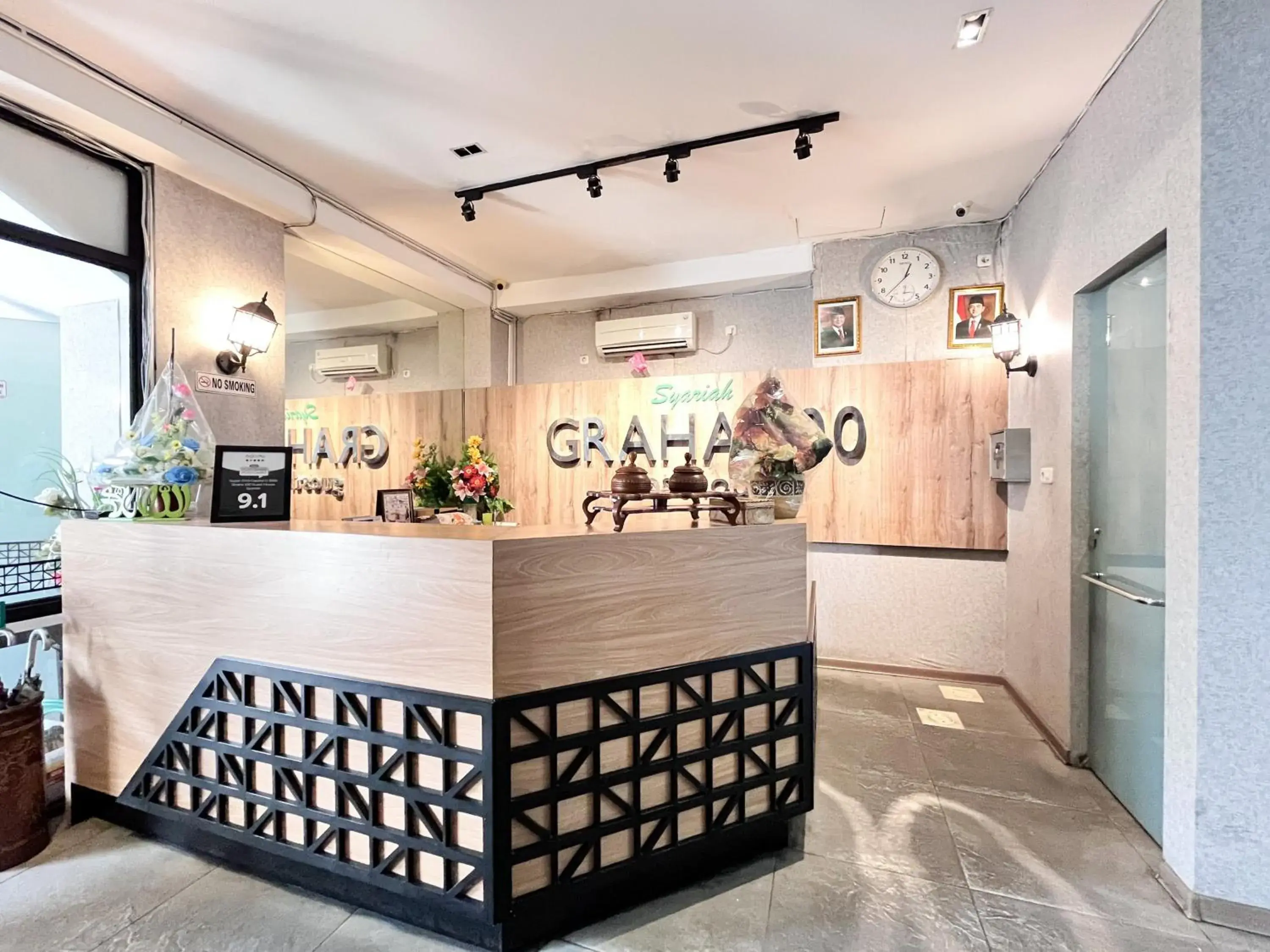 Lobby or reception in Sans Hotel Syariah Graha 100 Gubeng Surabaya Lobby or reception in Sans Hotel Syariah Graha 100 Gubeng Surabaya