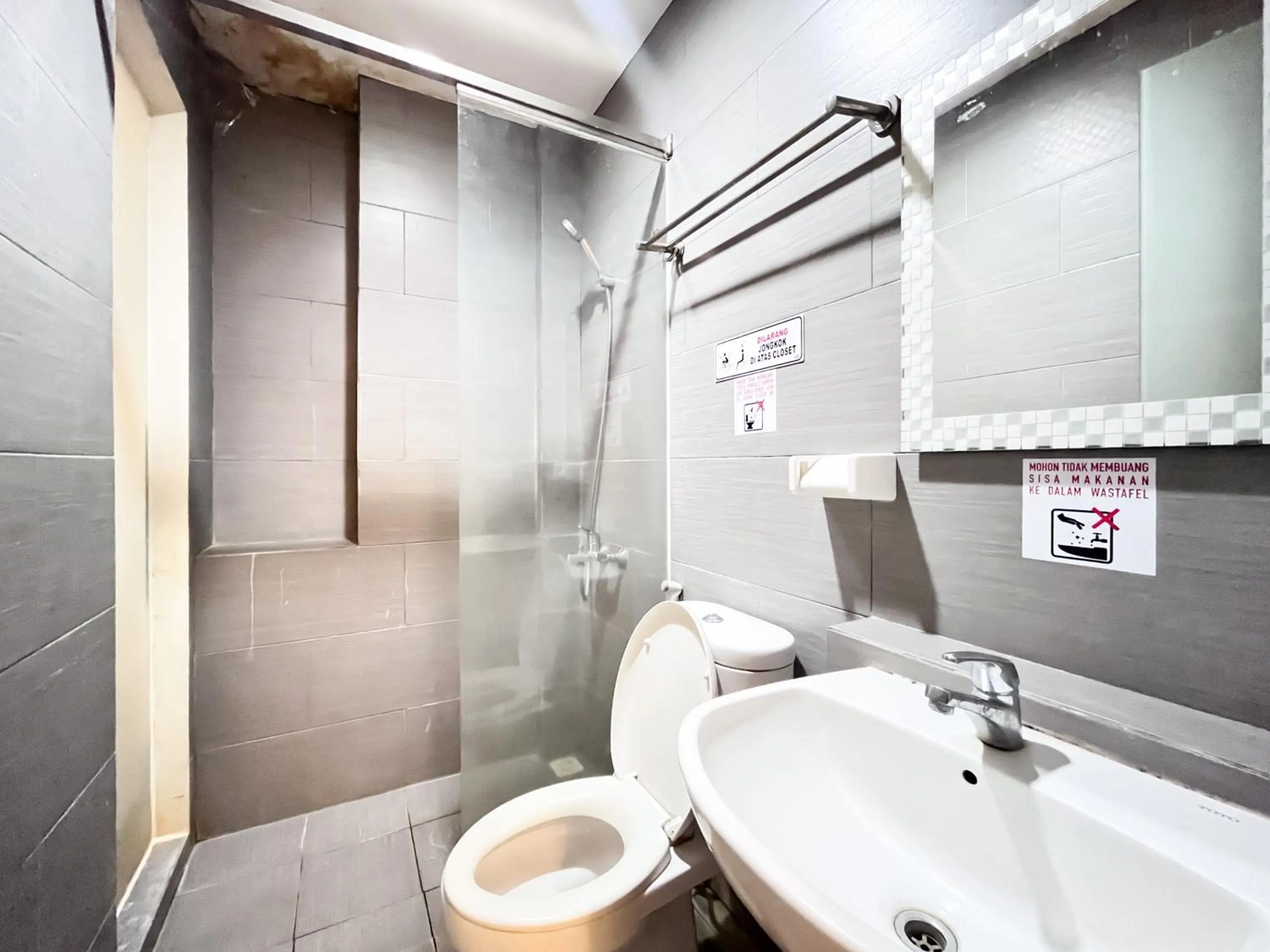 Bathroom in Sans Hotel Syariah Graha 100 Gubeng Surabaya