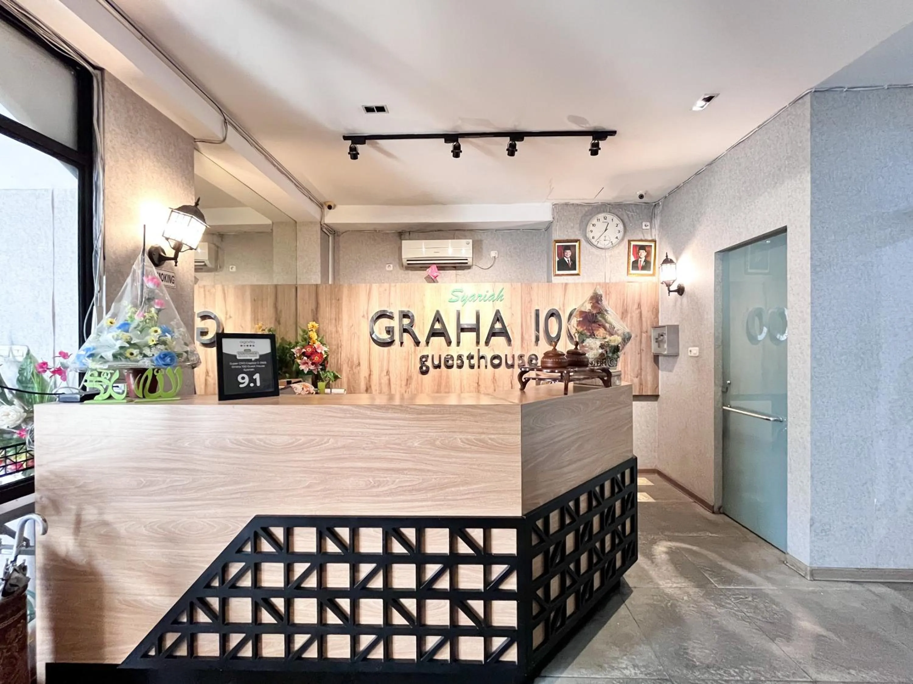Lobby or reception in Sans Hotel Syariah Graha 100 Gubeng Surabaya