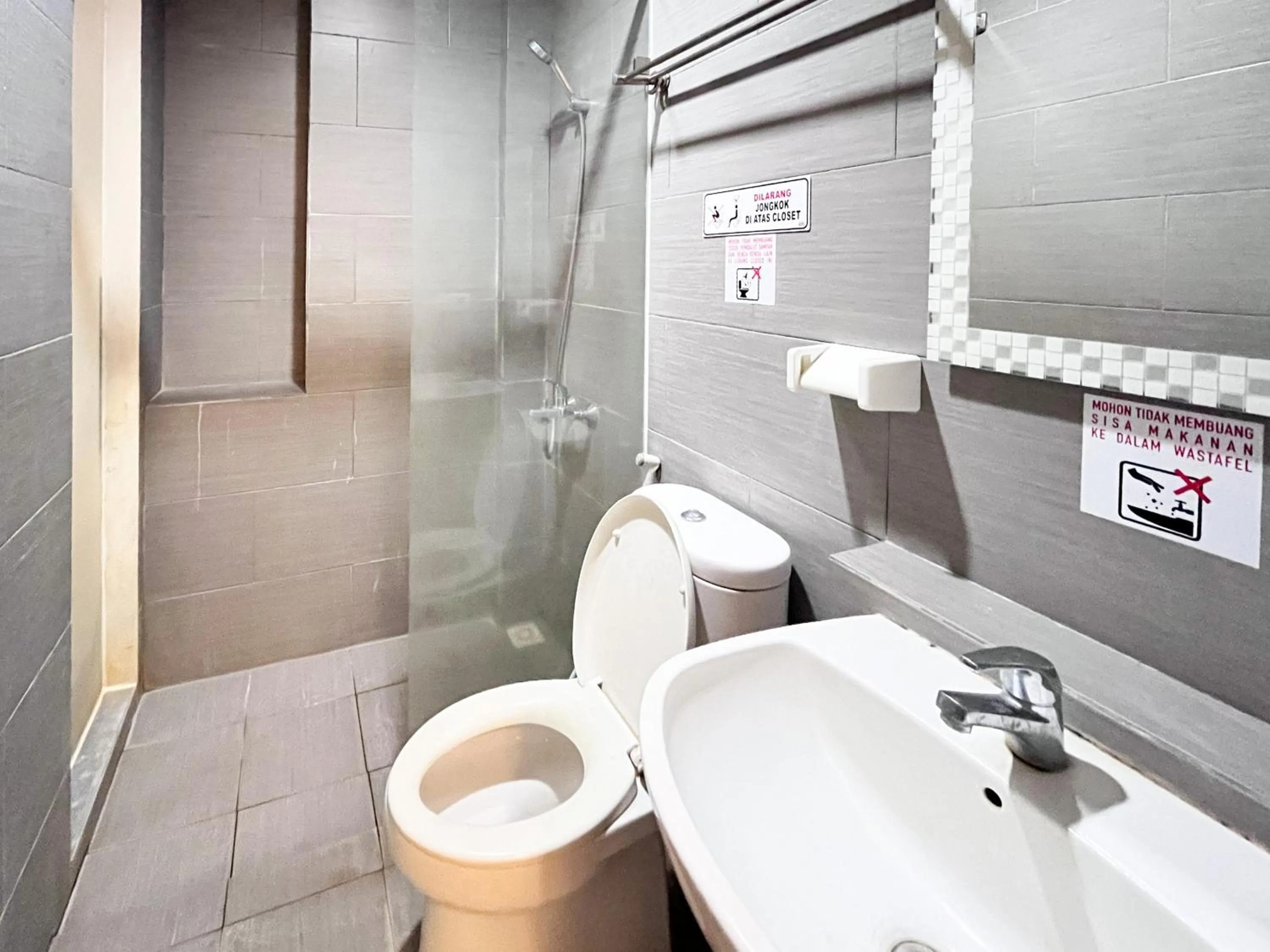 Bathroom in Sans Hotel Syariah Graha 100 Gubeng Surabaya