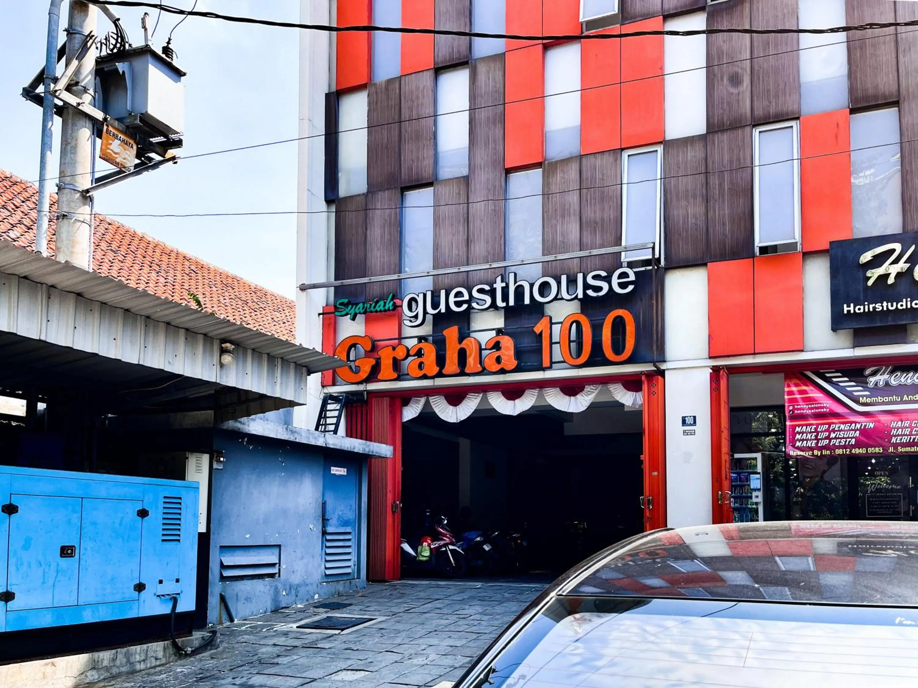 Facade/entrance in Sans Hotel Syariah Graha 100 Gubeng Surabaya