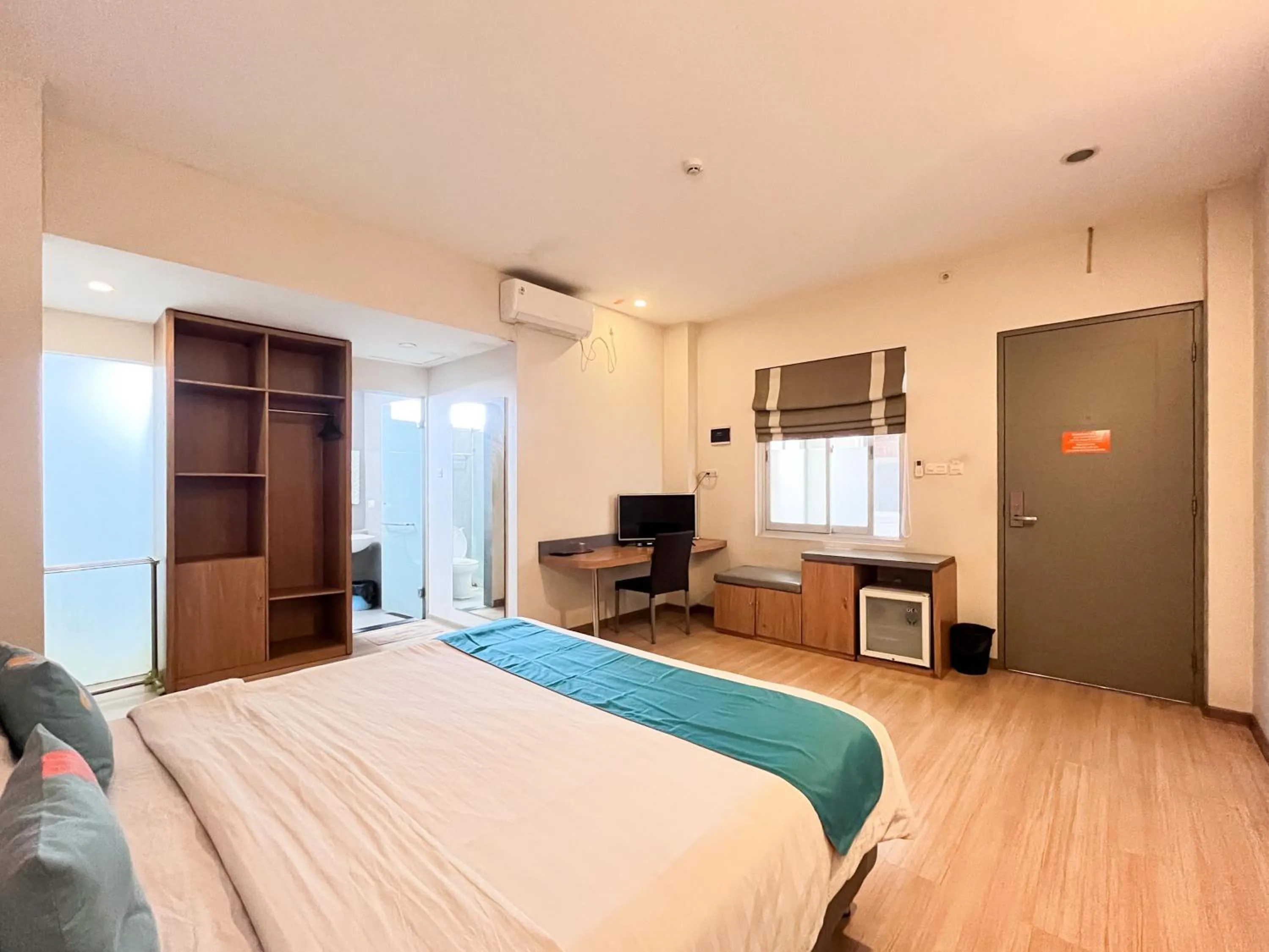 Bedroom, Bed in Sans Hotel Syariah Graha 100 Gubeng Surabaya